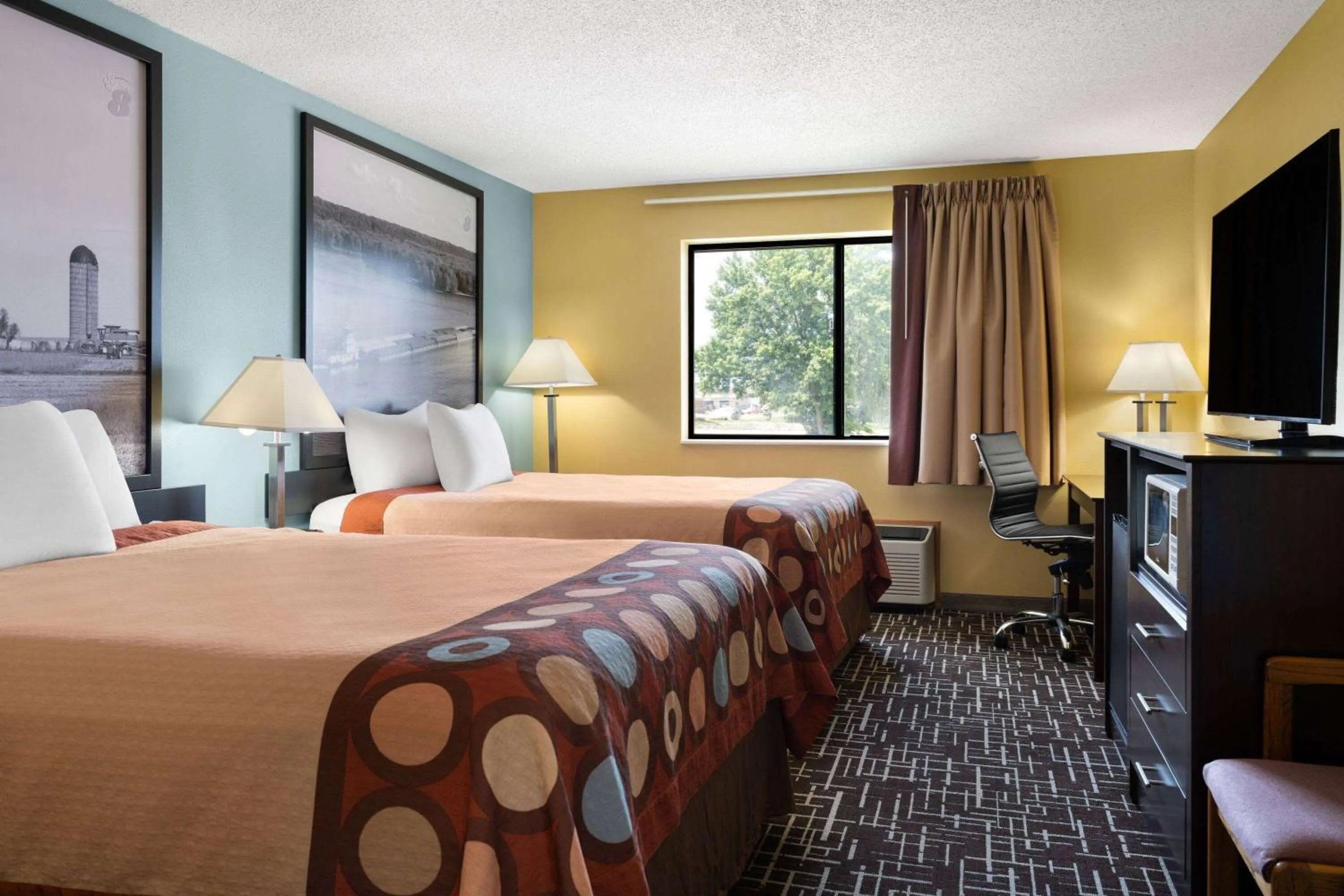 Photo of the whole room, Bed in Super 8 by Wyndham Dyersville