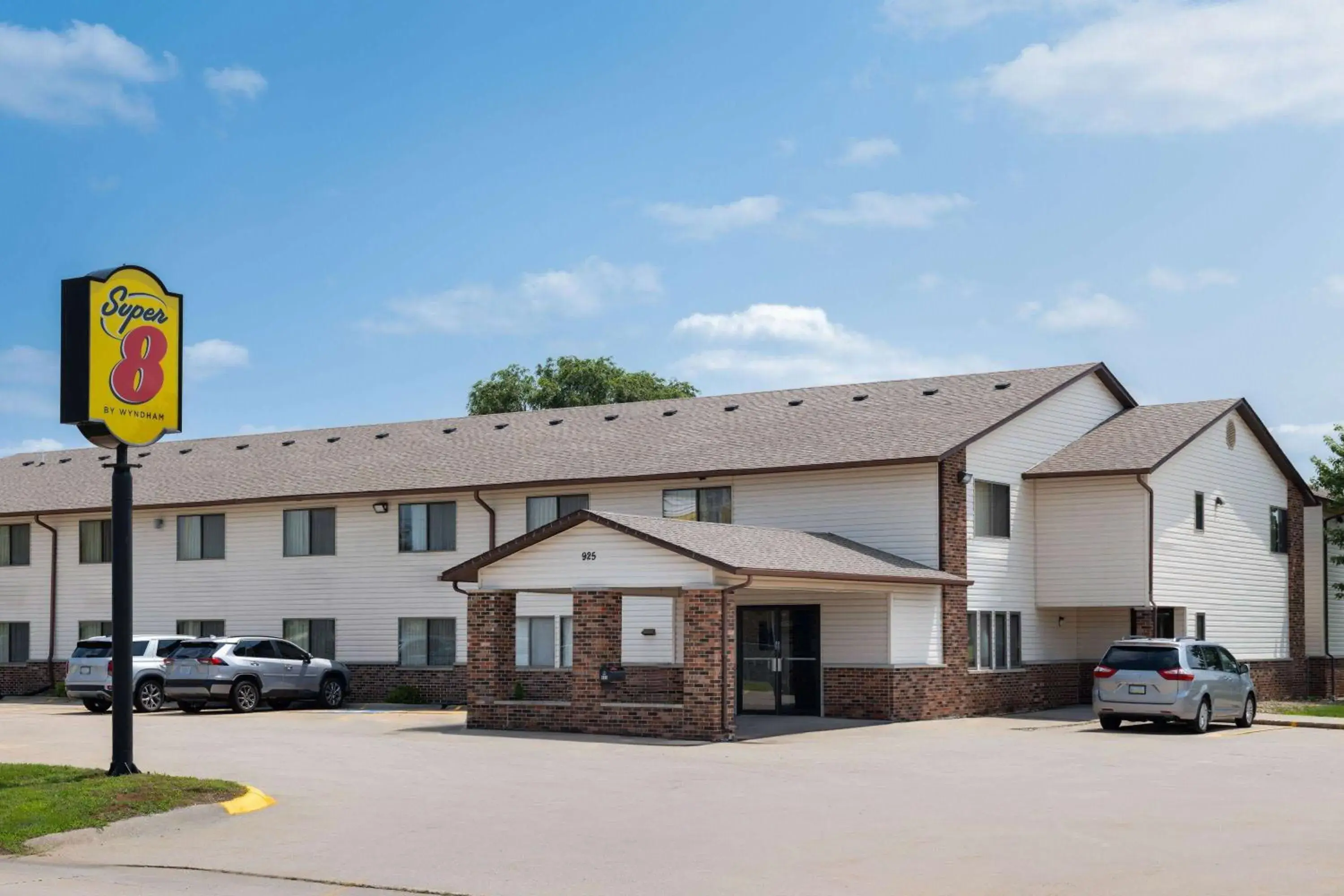 Property building in Super 8 by Wyndham Dyersville Property building in Super 8 by Wyndham Dyersville