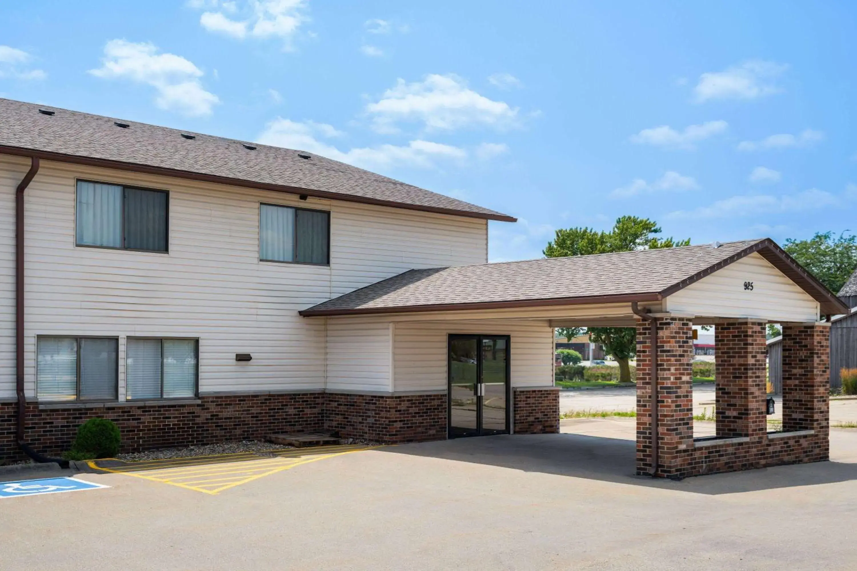 Property building in Super 8 by Wyndham Dyersville Property building in Super 8 by Wyndham Dyersville