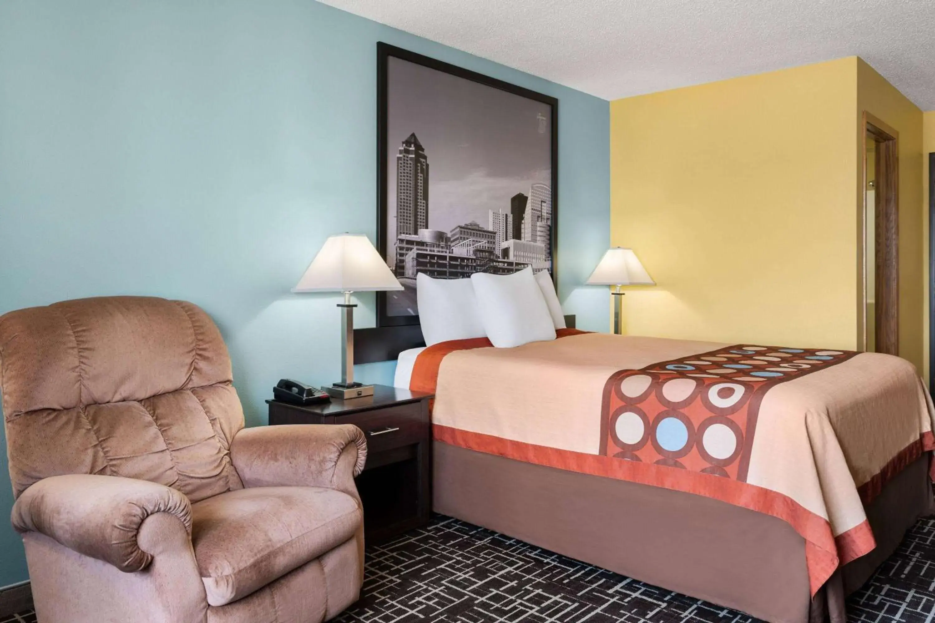 Photo of the whole room, Bed in Super 8 by Wyndham Dyersville Photo of the whole room, Bed in Super 8 by Wyndham Dyersville