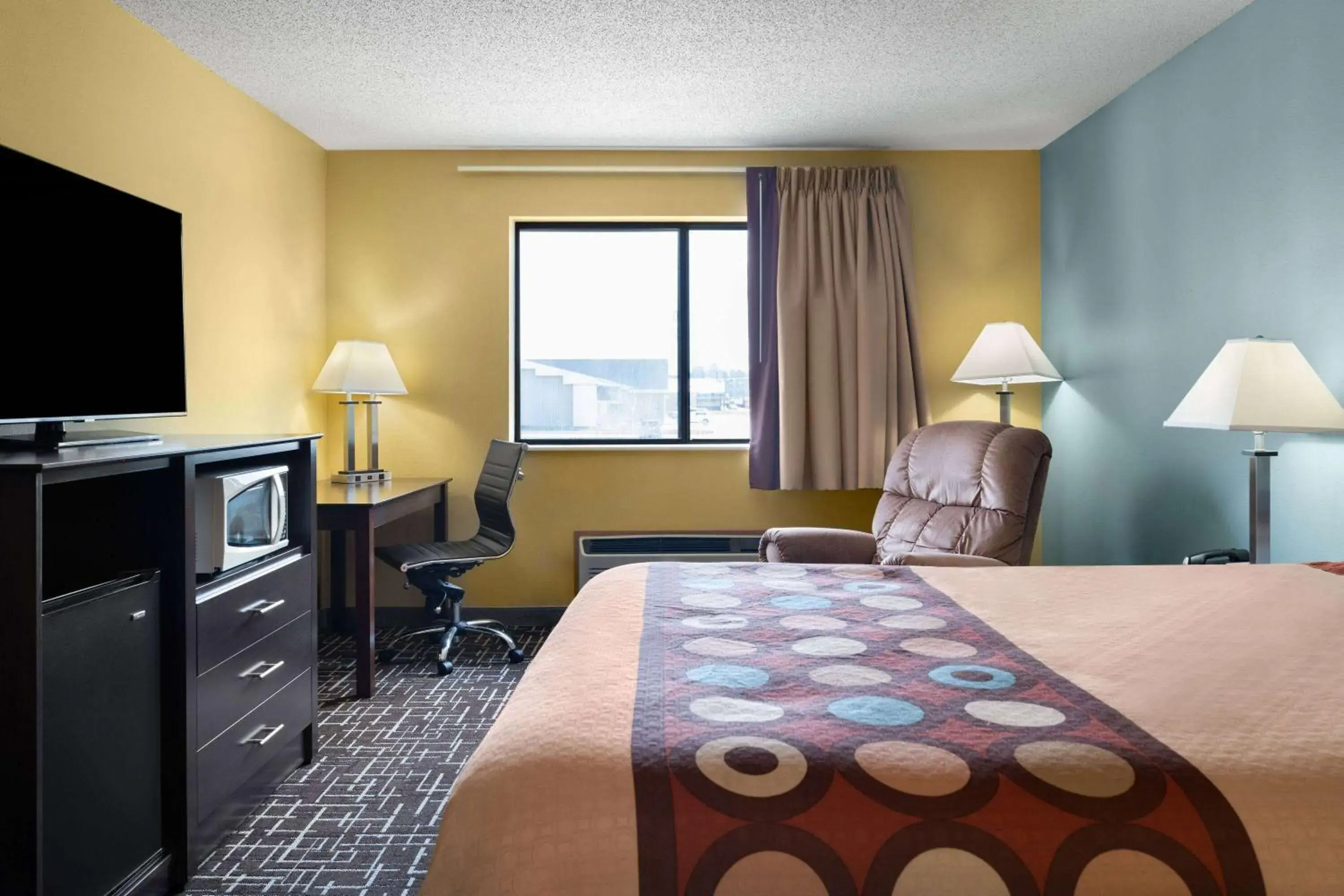 Photo of the whole room, Bed in Super 8 by Wyndham Dyersville Photo of the whole room, Bed in Super 8 by Wyndham Dyersville