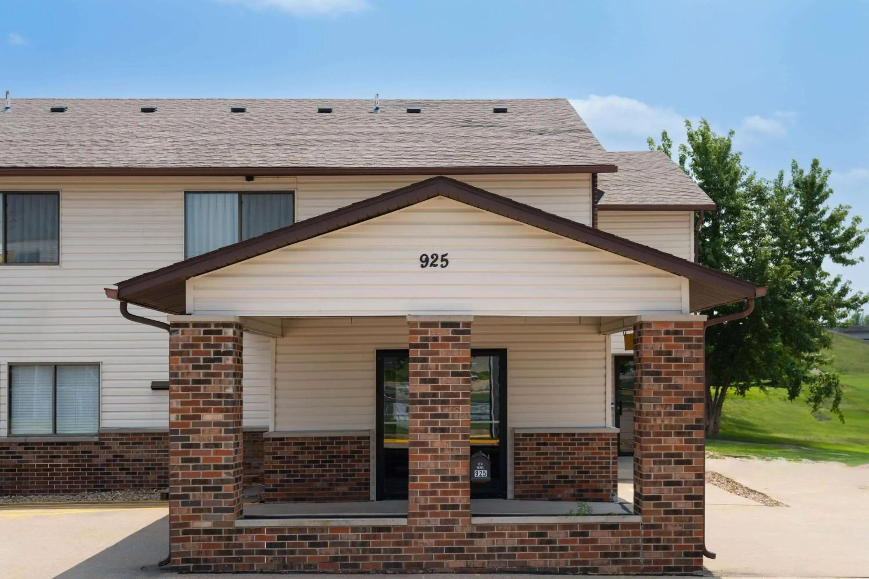 Property building in Super 8 by Wyndham Dyersville Property building in Super 8 by Wyndham Dyersville