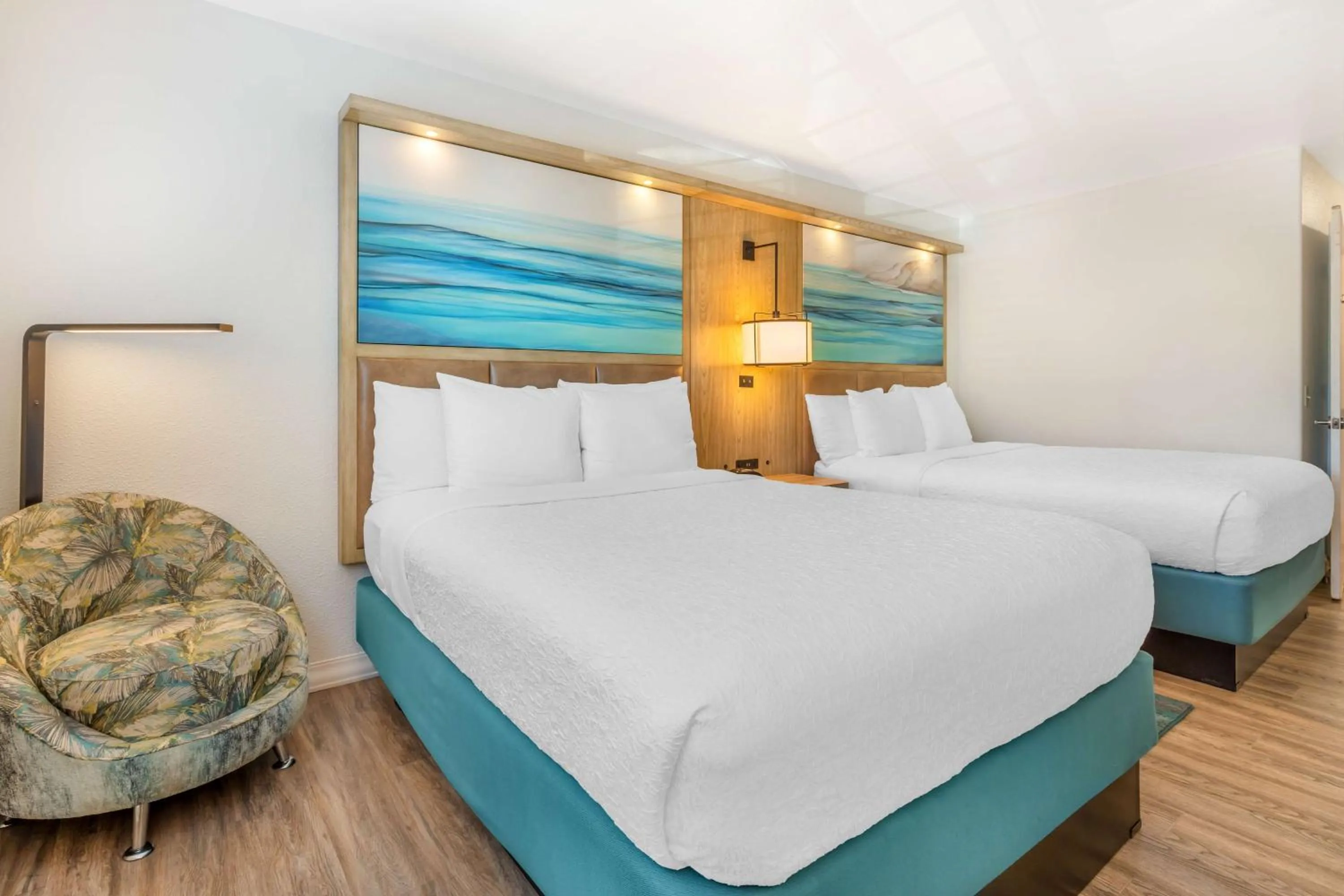 Bedroom, Bed in Best Western Plus Capitola By-the-Sea Inn & Suites