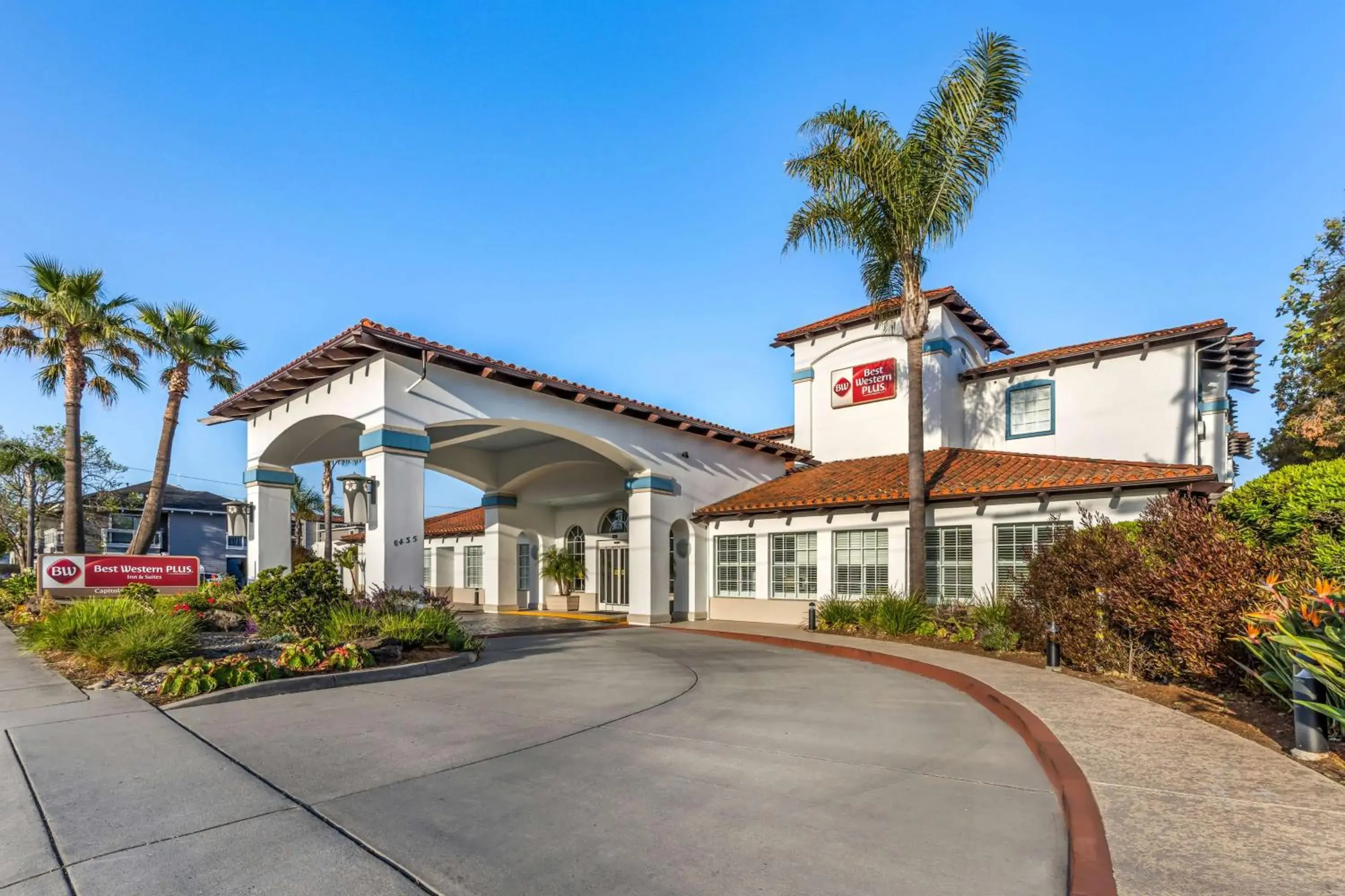 Property building in Best Western Plus Capitola By-the-Sea Inn & Suites Property building in Best Western Plus Capitola By-the-Sea Inn & Suites
