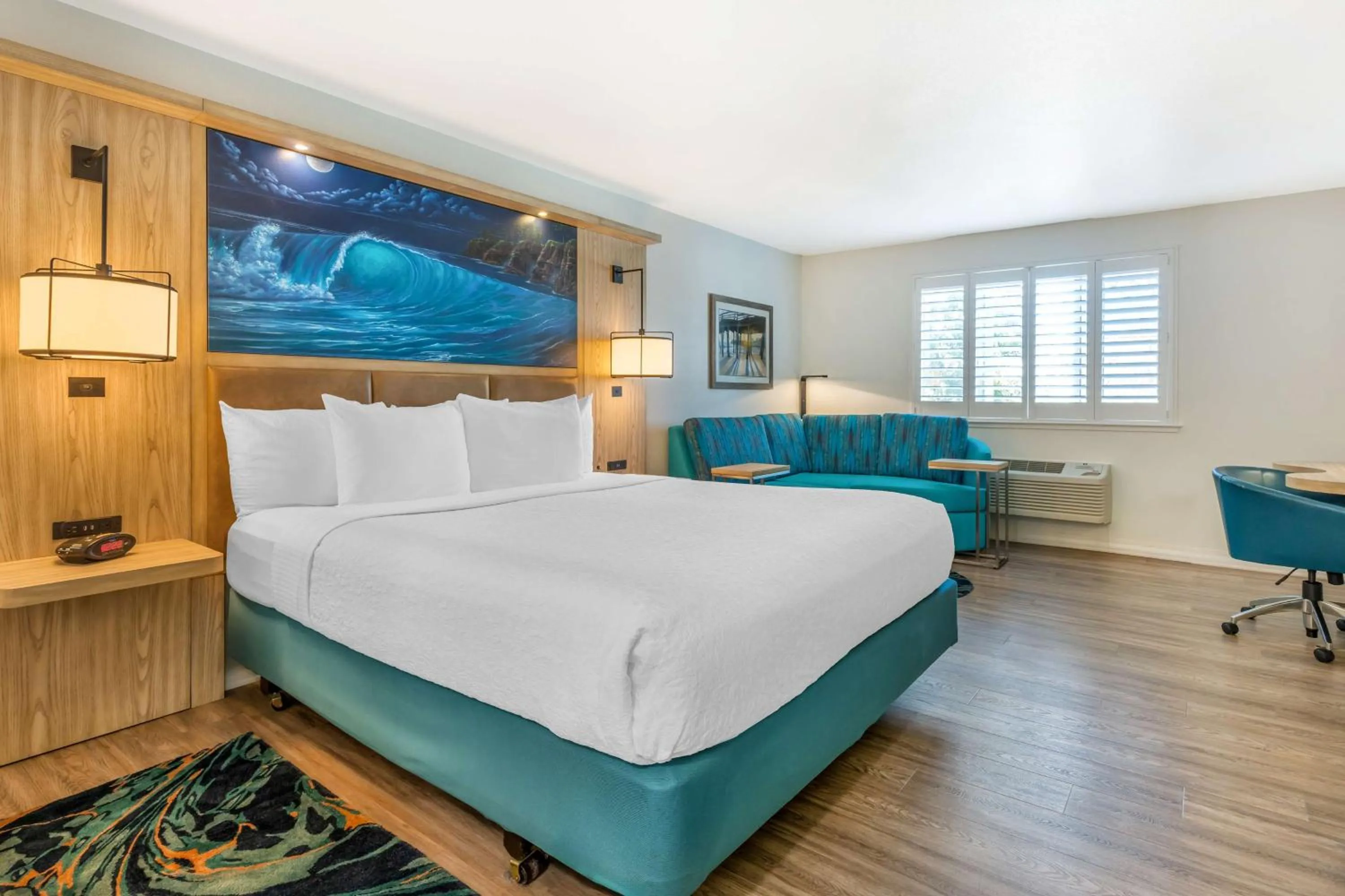 Bedroom, Bed in Best Western Plus Capitola By-the-Sea Inn & Suites