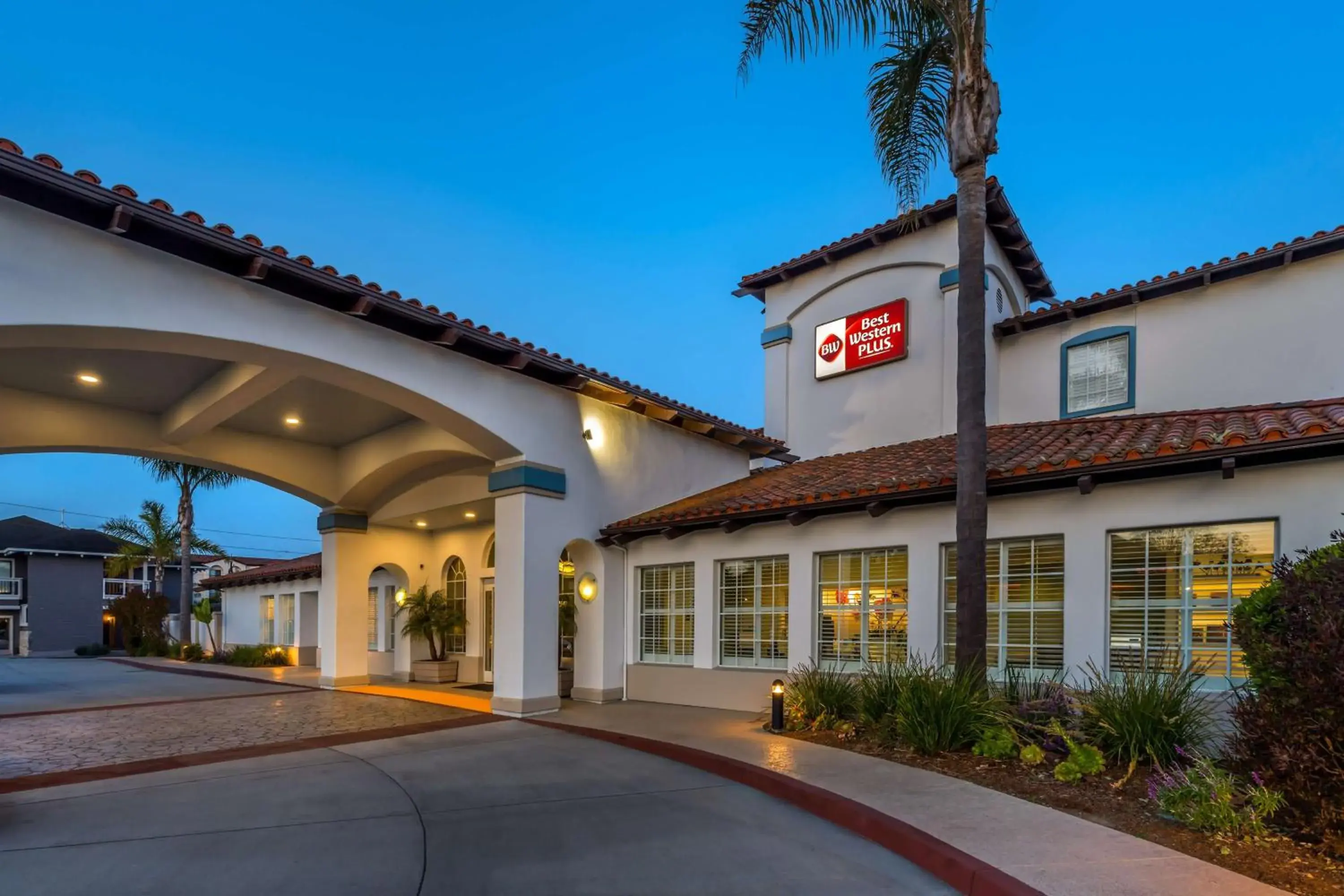 Property building in Best Western Plus Capitola By-the-Sea Inn & Suites Property building in Best Western Plus Capitola By-the-Sea Inn & Suites