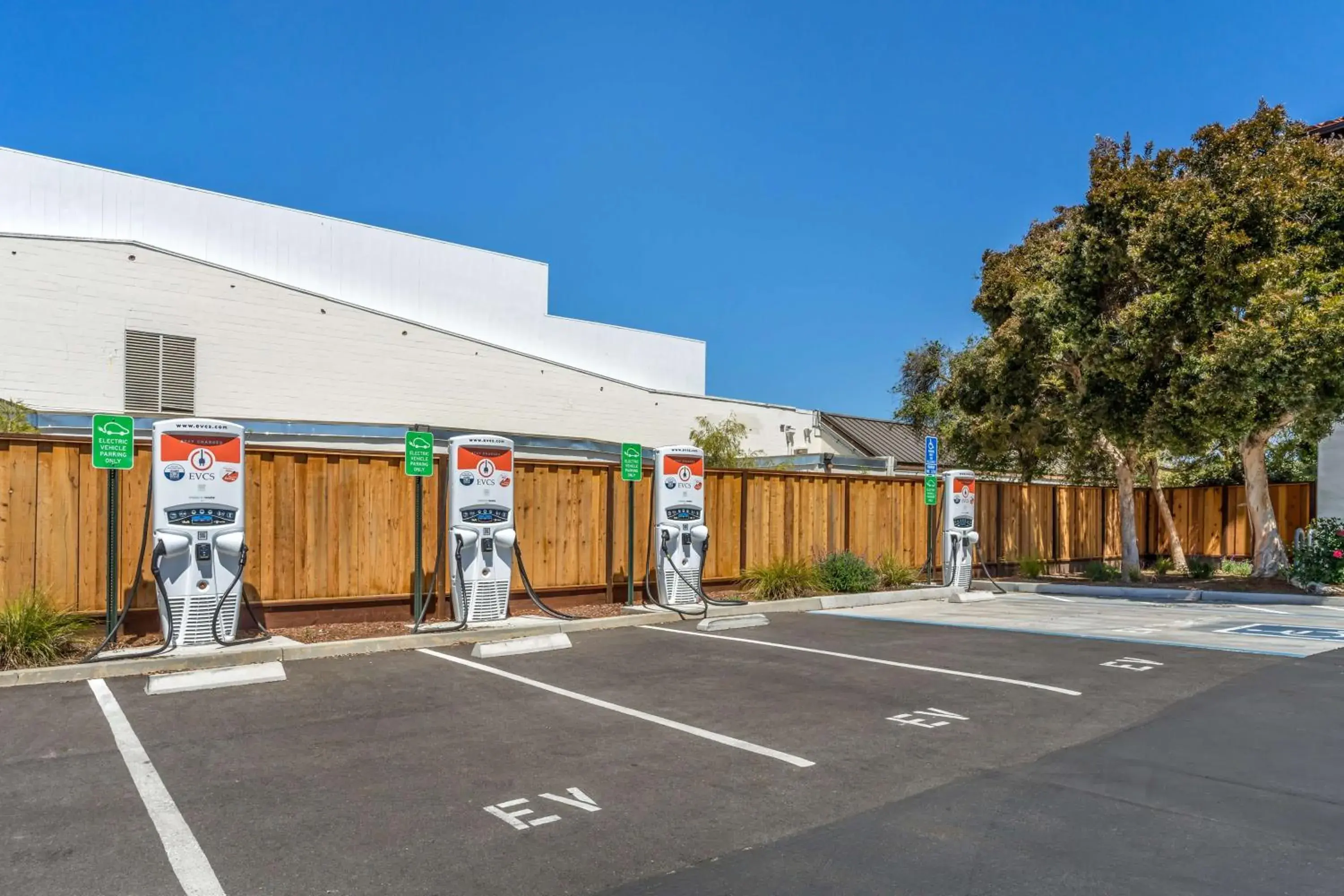 Property building in Best Western Plus Capitola By-the-Sea Inn & Suites Property building in Best Western Plus Capitola By-the-Sea Inn & Suites
