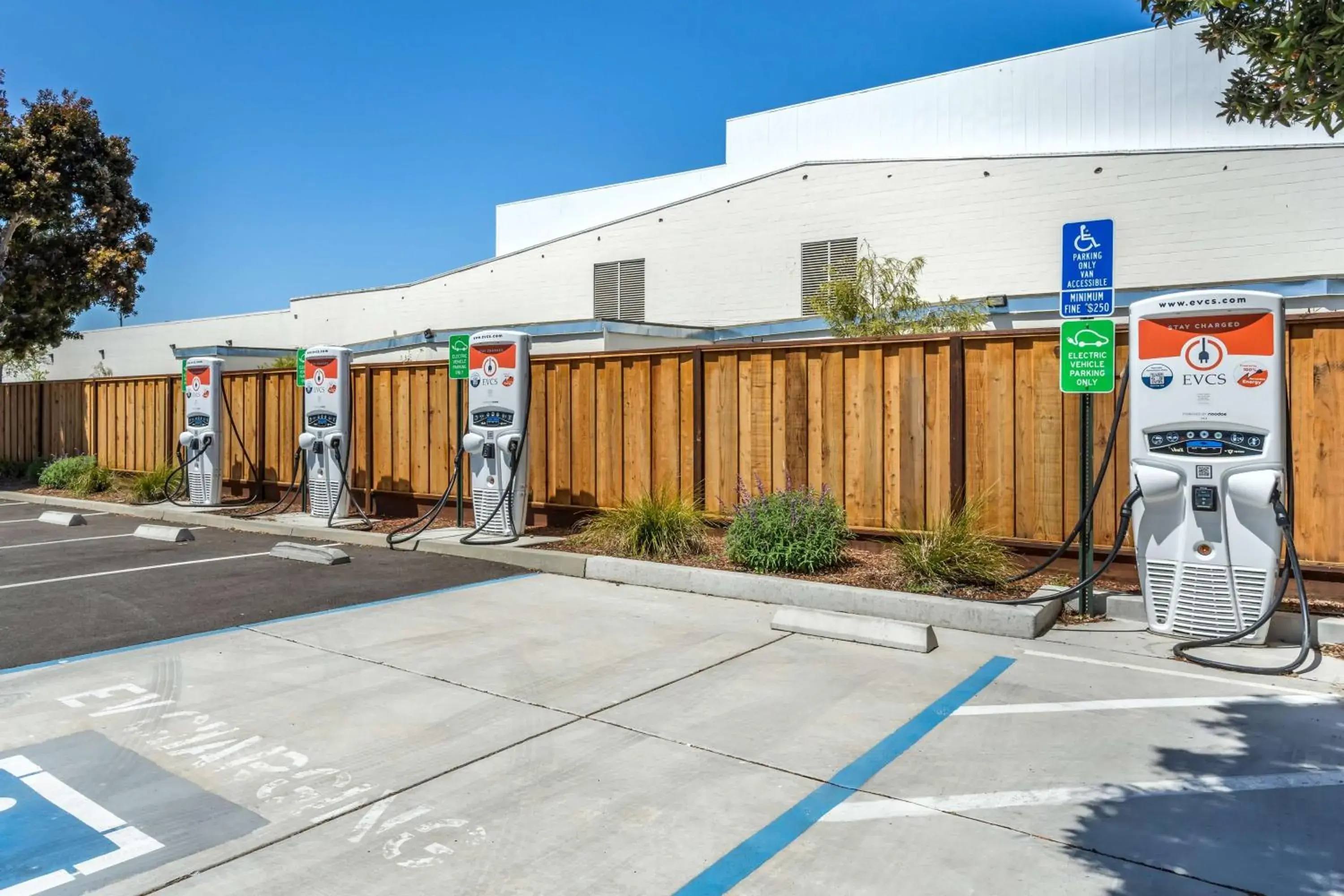 Property building in Best Western Plus Capitola By-the-Sea Inn & Suites Property building in Best Western Plus Capitola By-the-Sea Inn & Suites