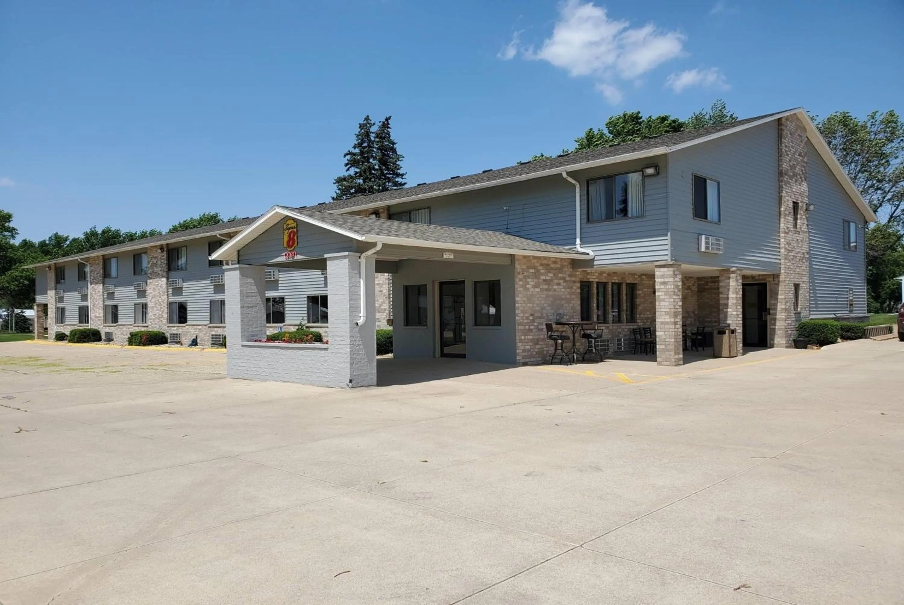 Property building in Super 8 by Wyndham Estherville