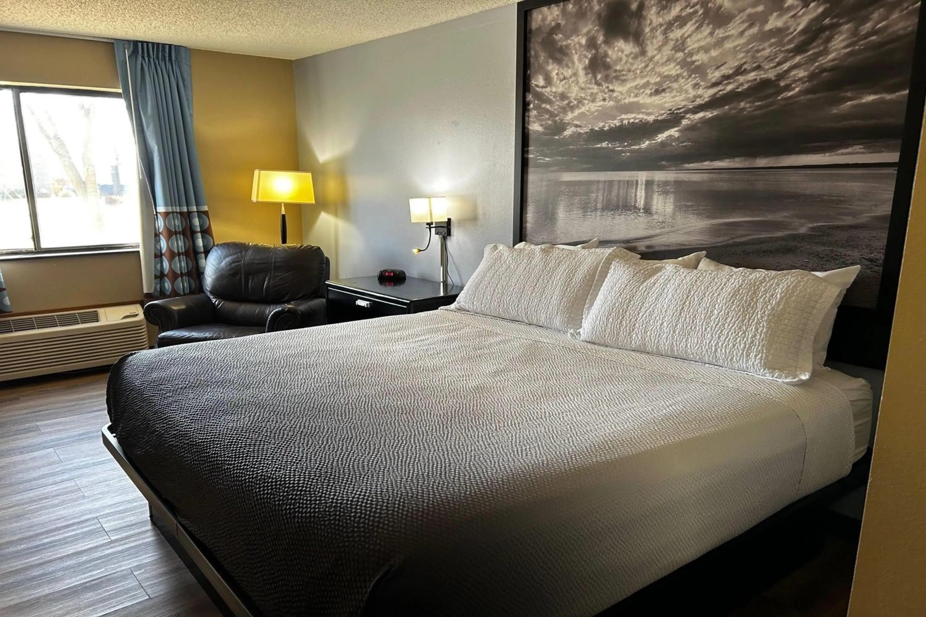 Photo of the whole room, Bed in Super 8 by Wyndham Estherville