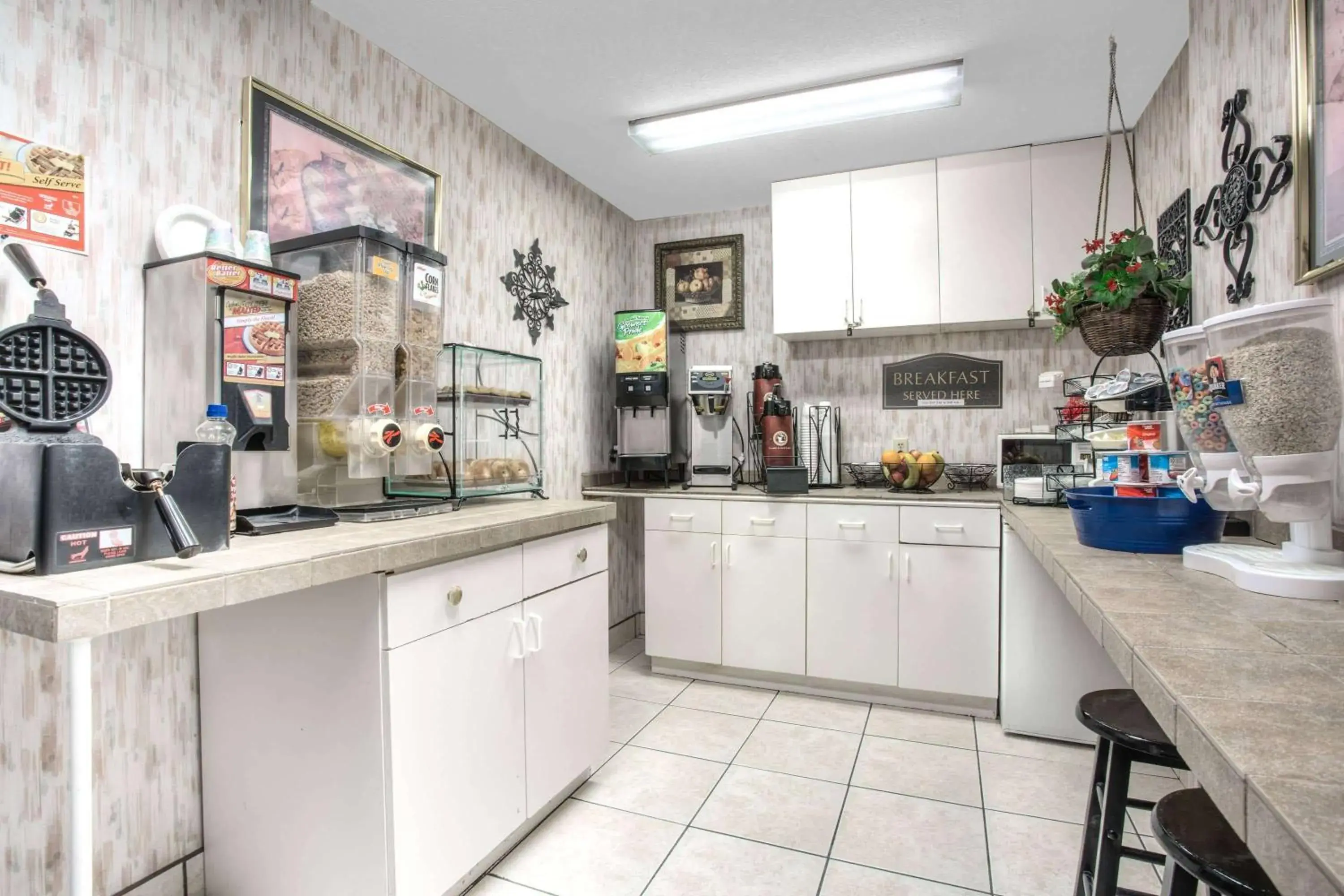 Breakfast in Microtel Inn & Suites by Wyndham Gallup - PET FRIENDLY Breakfast in Microtel Inn & Suites by Wyndham Gallup - PET FRIENDLY