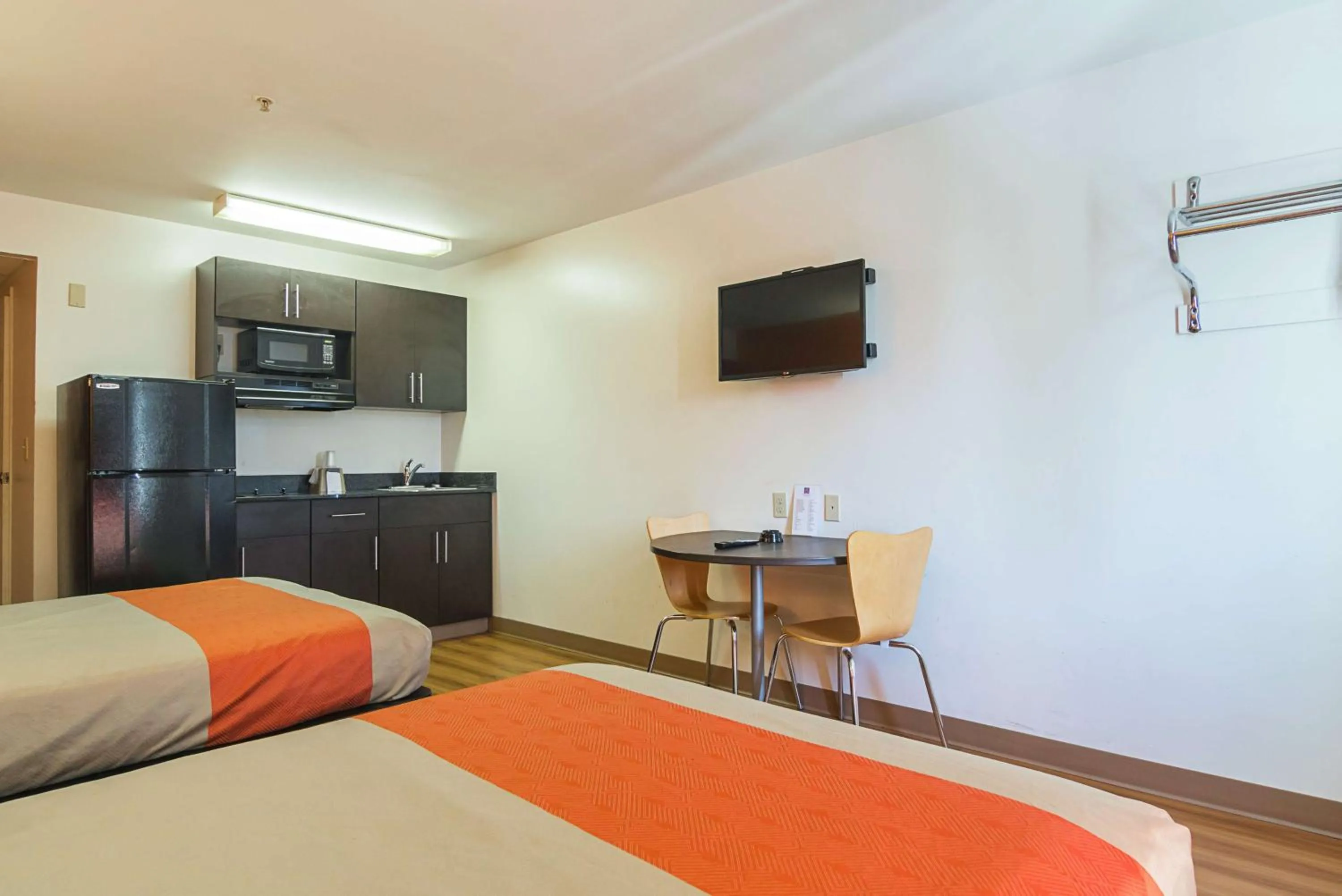 TV and multimedia, Bed in Motel 6-Jonesboro, GA