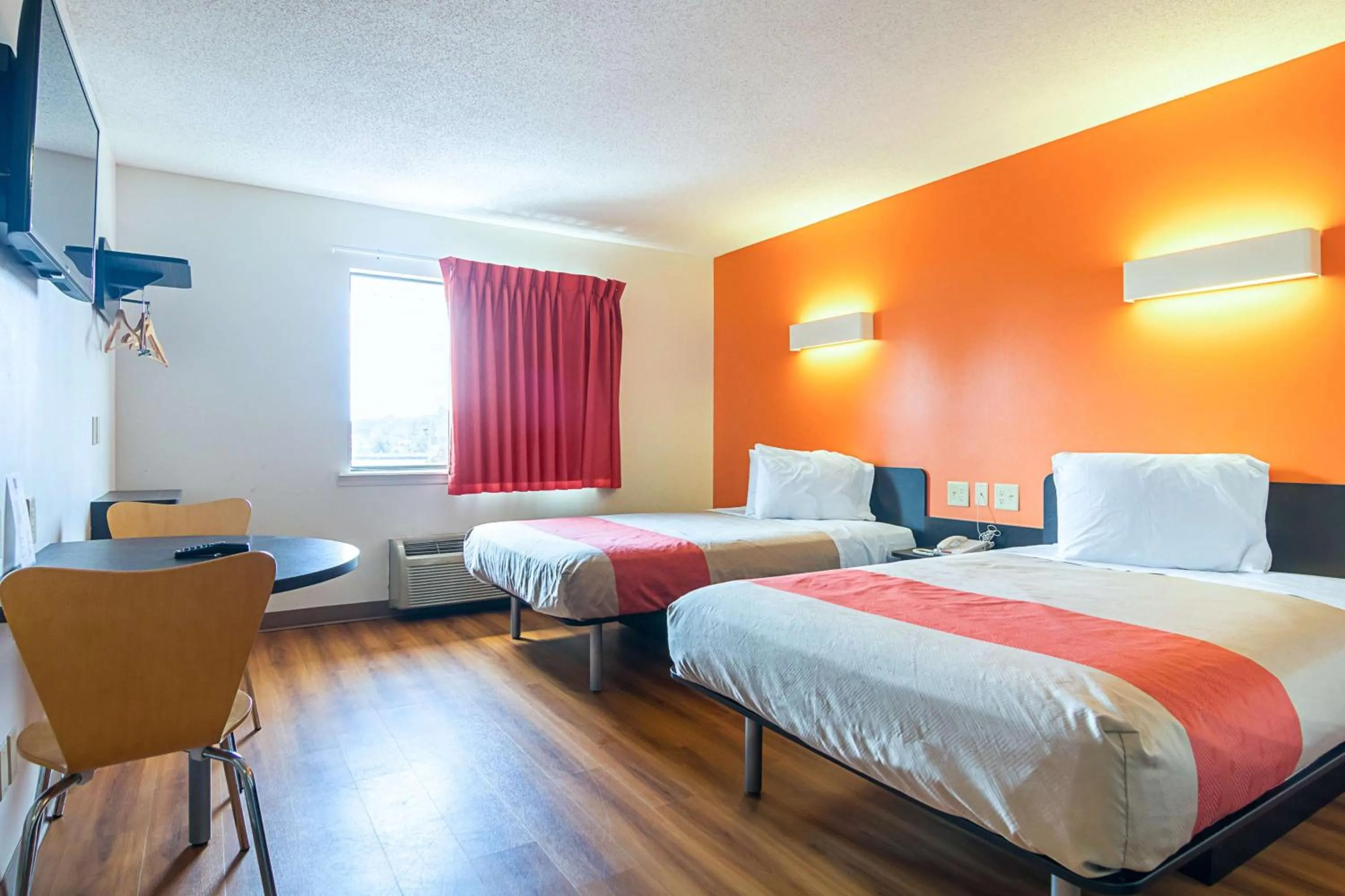 TV and multimedia, Bed in Motel 6-Jonesboro, GA