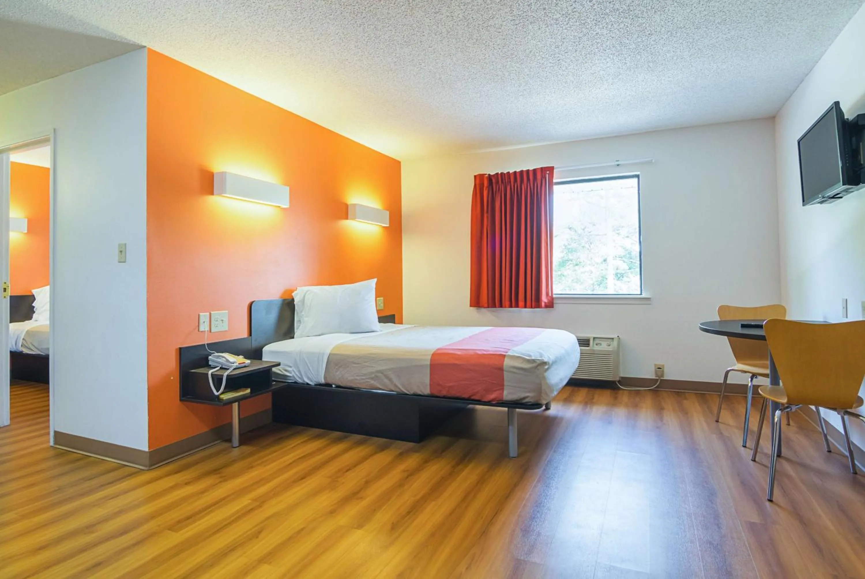 TV and multimedia, Bed in Motel 6-Jonesboro, GA