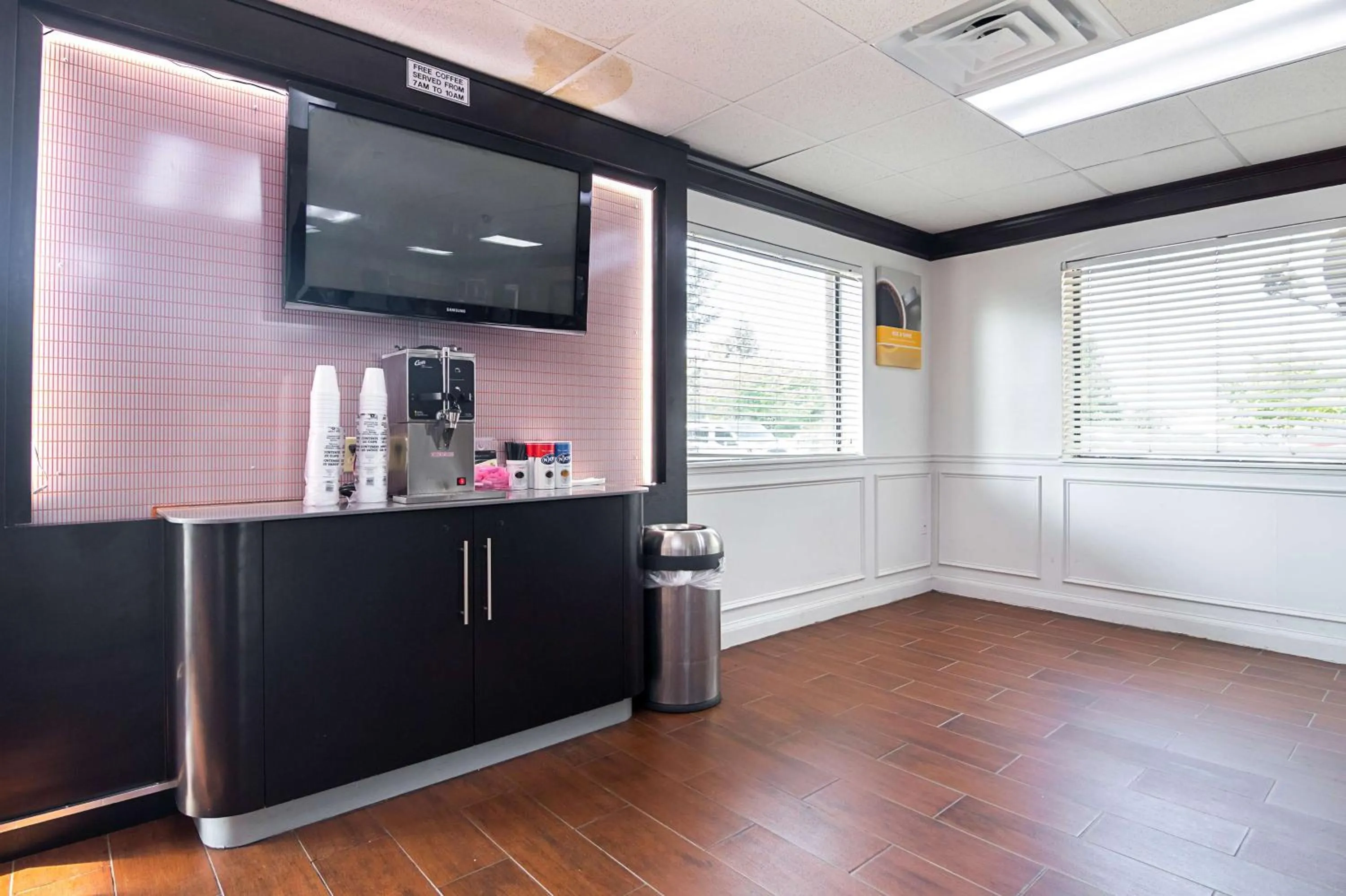 Communal lounge/ TV room in Motel 6-Jonesboro, GA