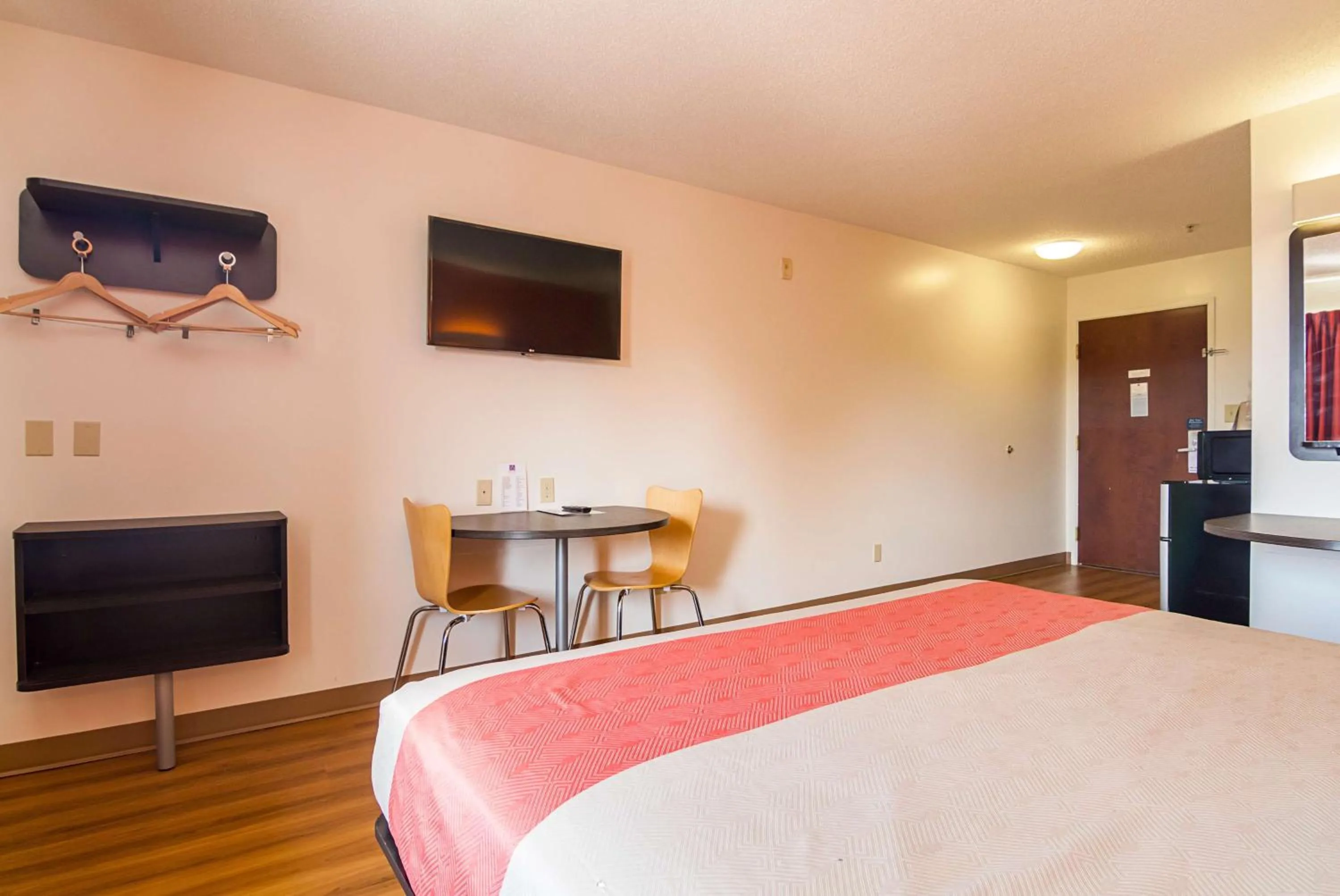 TV and multimedia, Bed in Motel 6-Jonesboro, GA