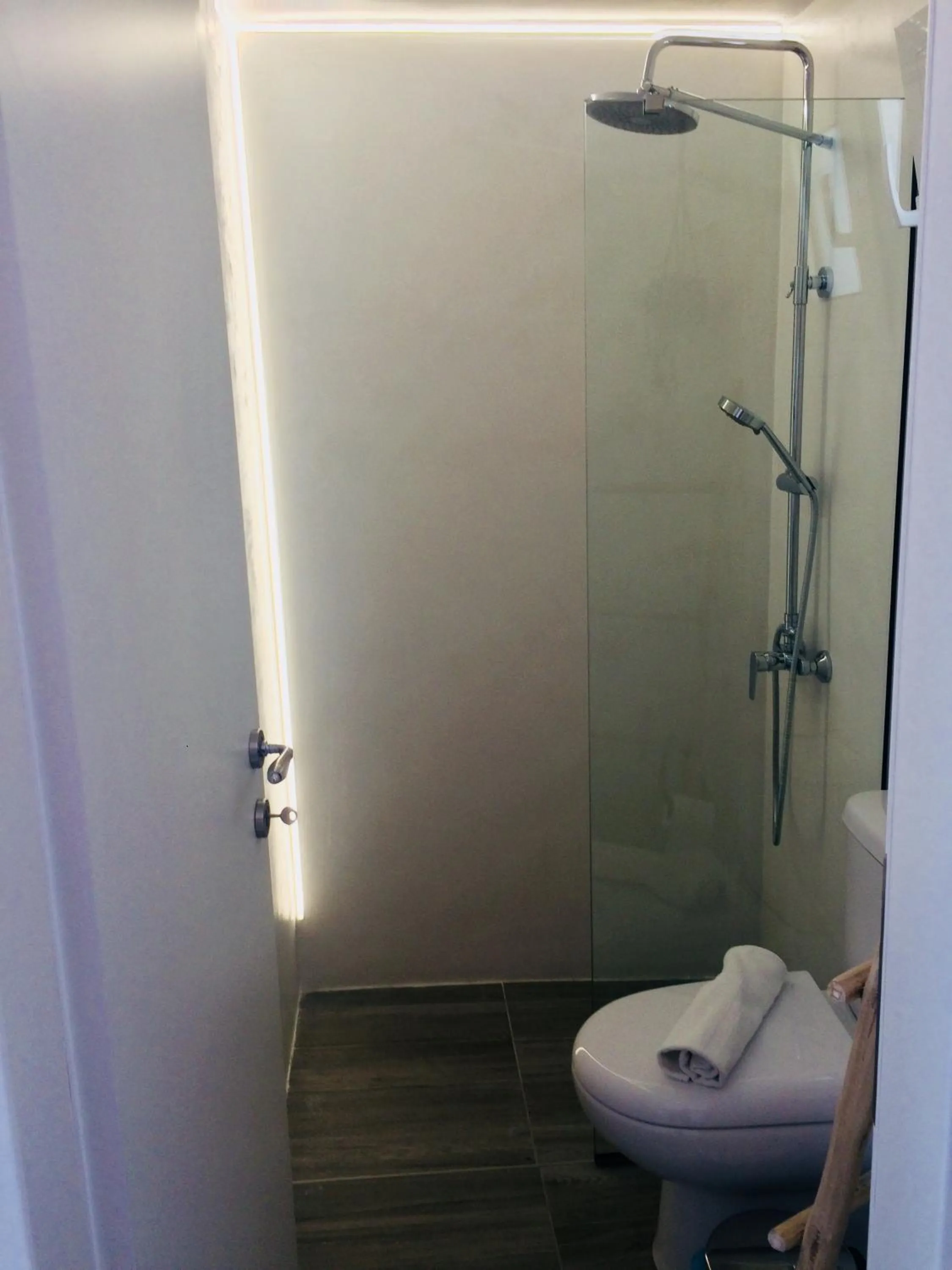 Shower in Gigi Rooms
