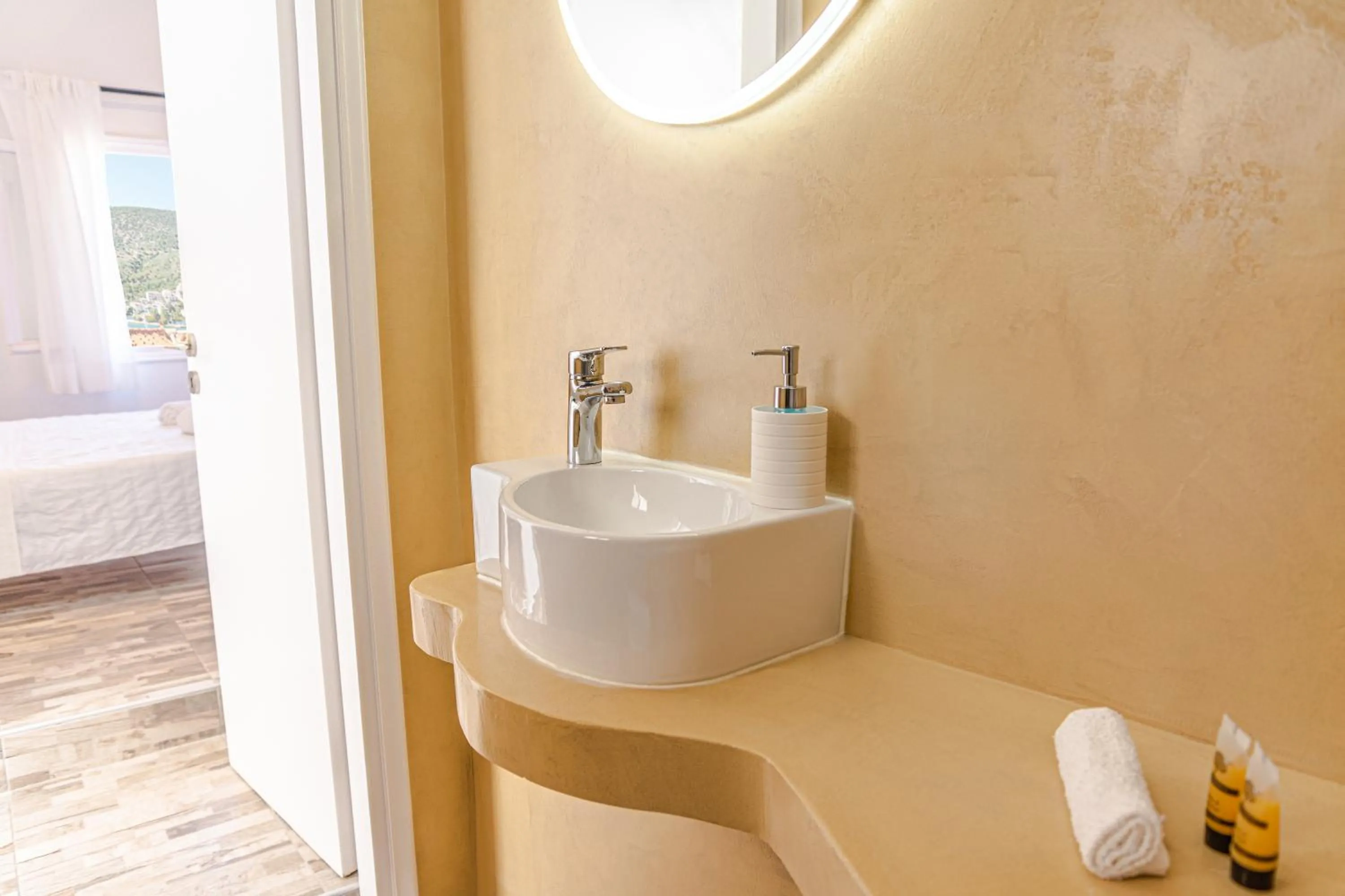 Bathroom, Bed in Gigi Rooms