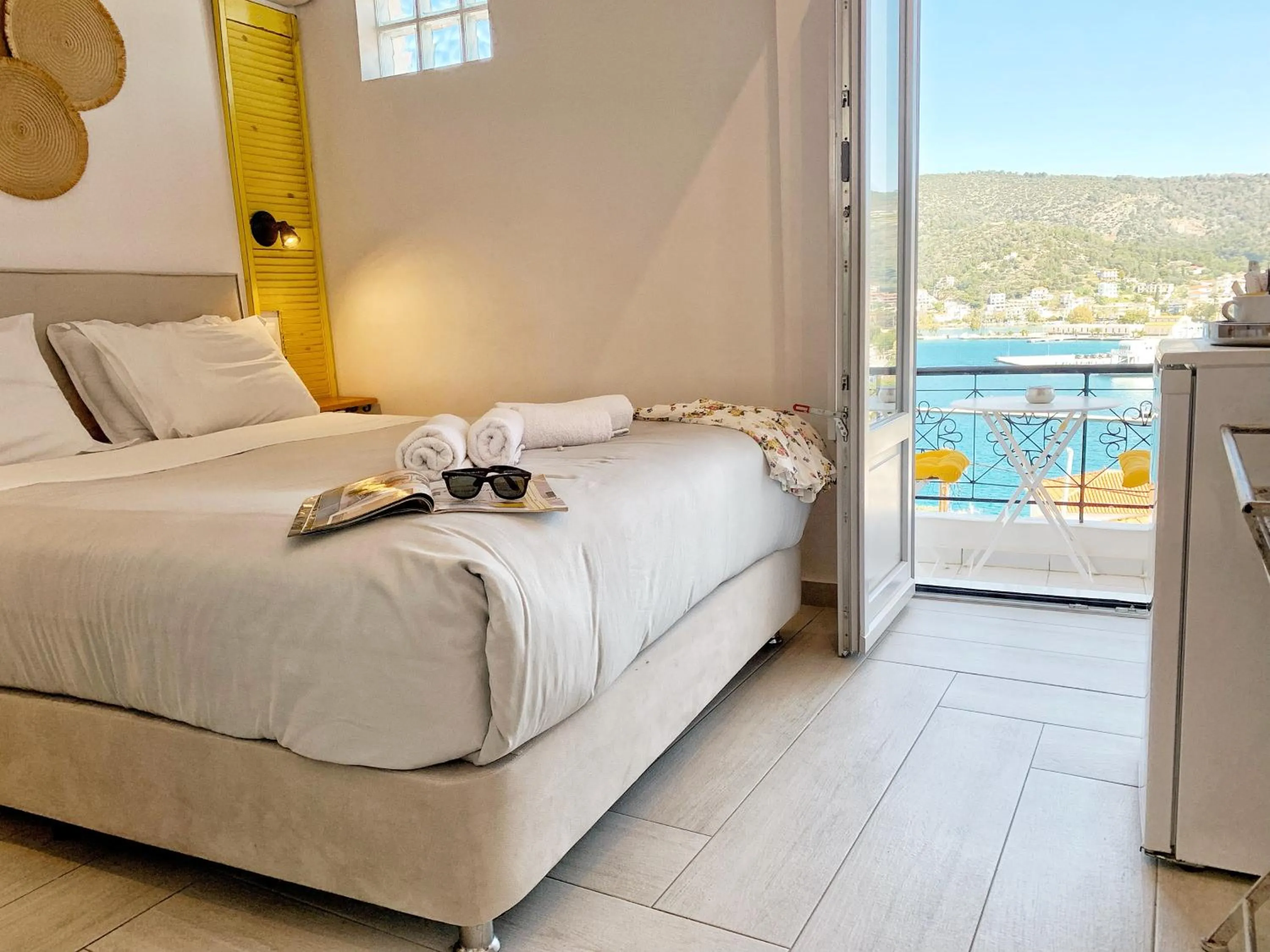 Balcony/Terrace, Bed in Gigi Rooms