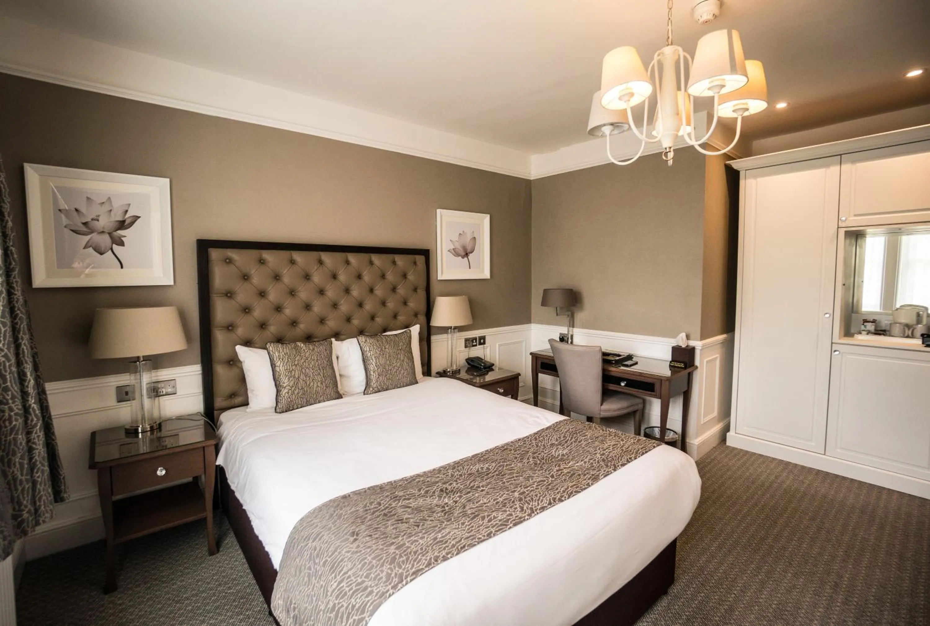 Photo of the whole room, Bed in Steventon House Hotel