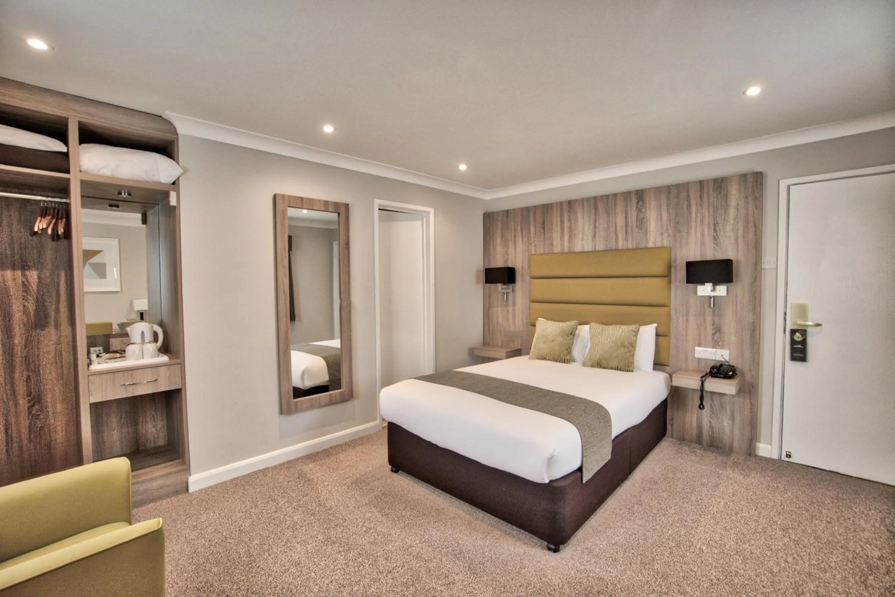 Photo of the whole room, Bed in Steventon House Hotel