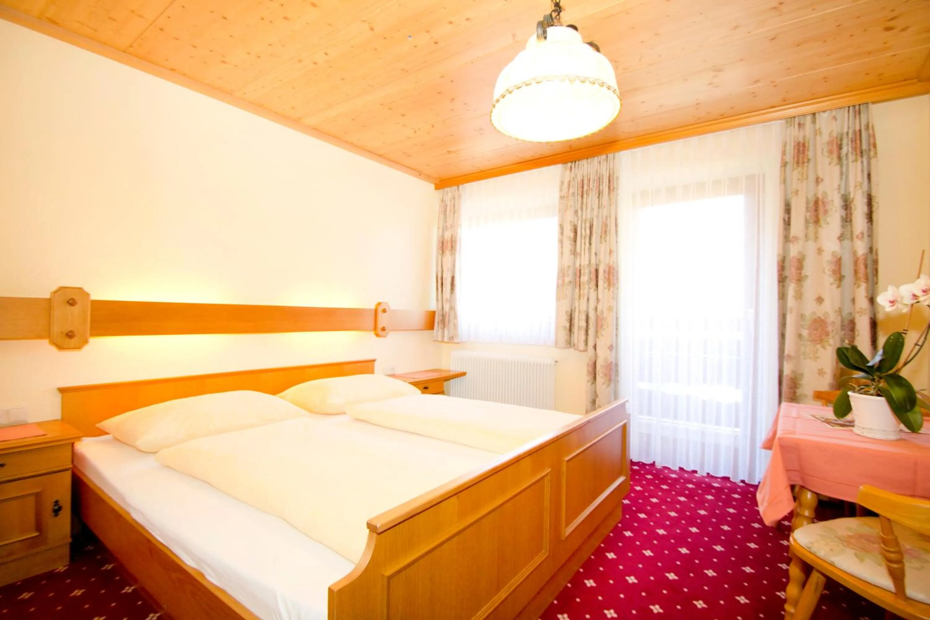 Bed in Hotel Garni Hochwurzen
