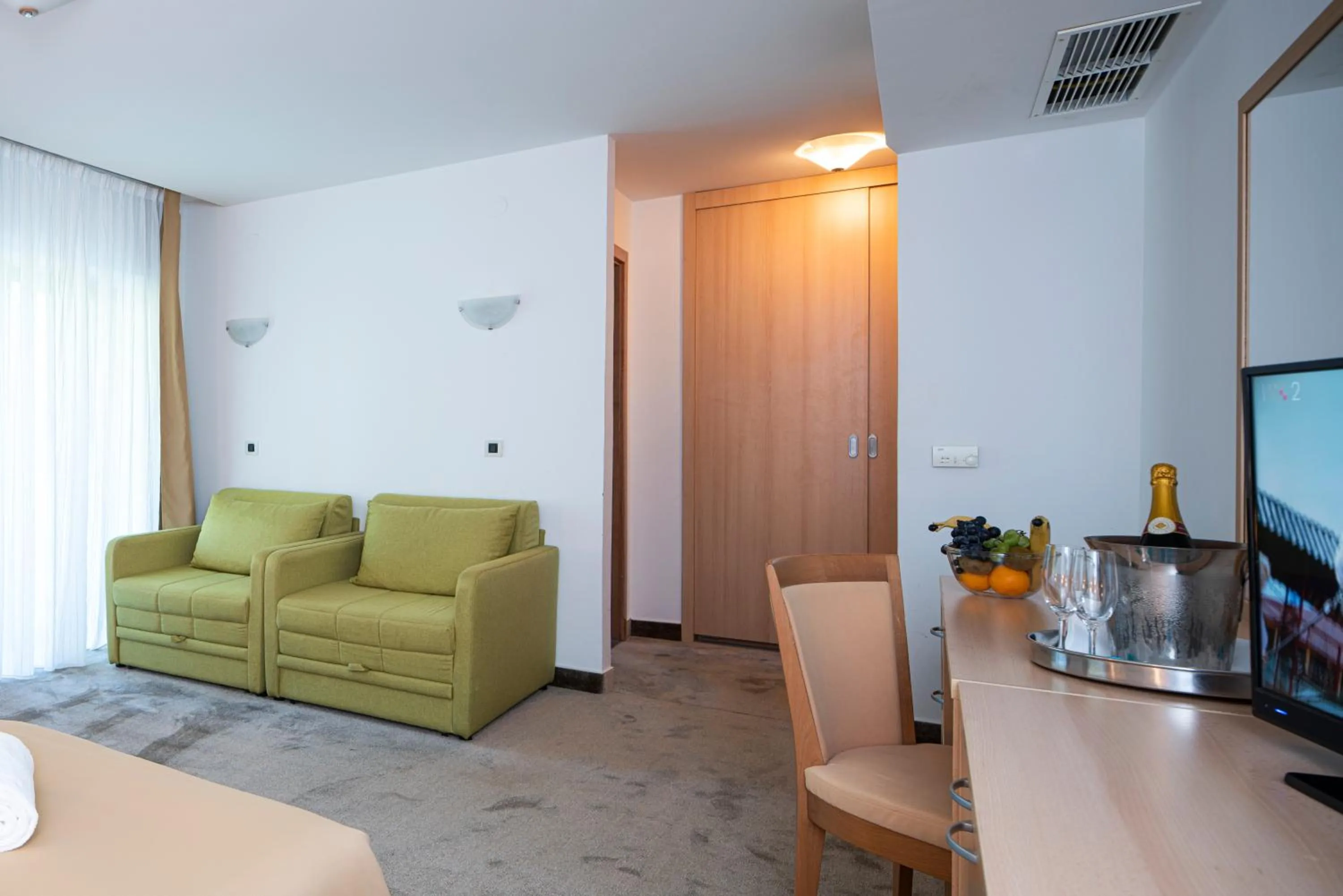 Photo of the whole room in Hotel Flores