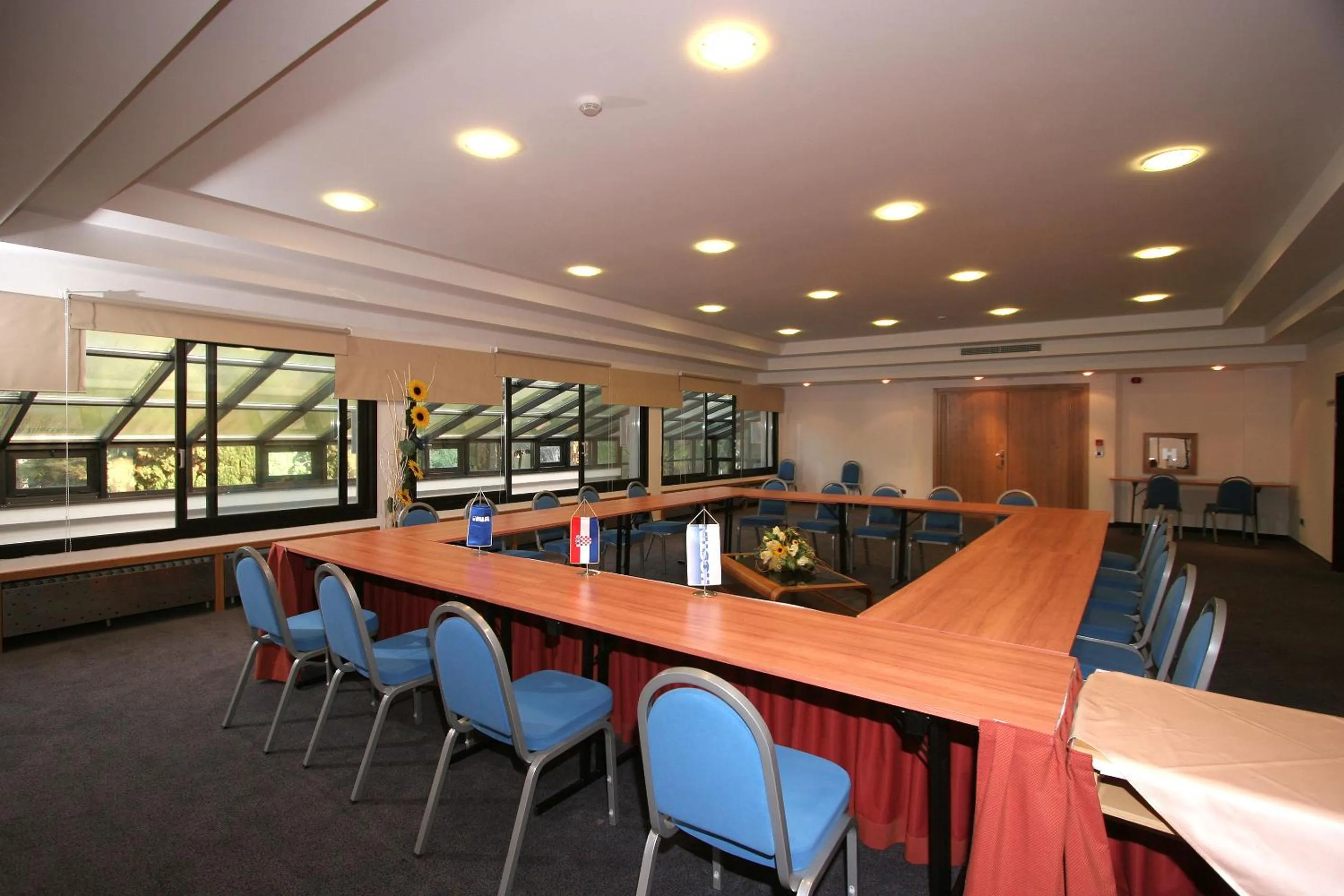 Business facilities in Hotel Flores