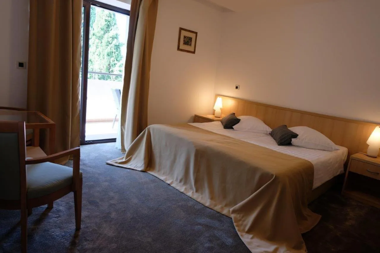 Bedroom, Bed in Hotel Flores