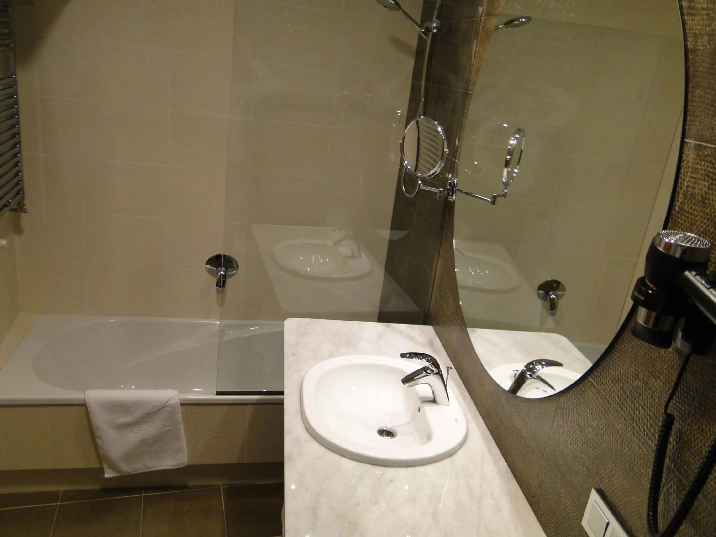 Bathroom in Cumbria Spa Hotel 3* Sup