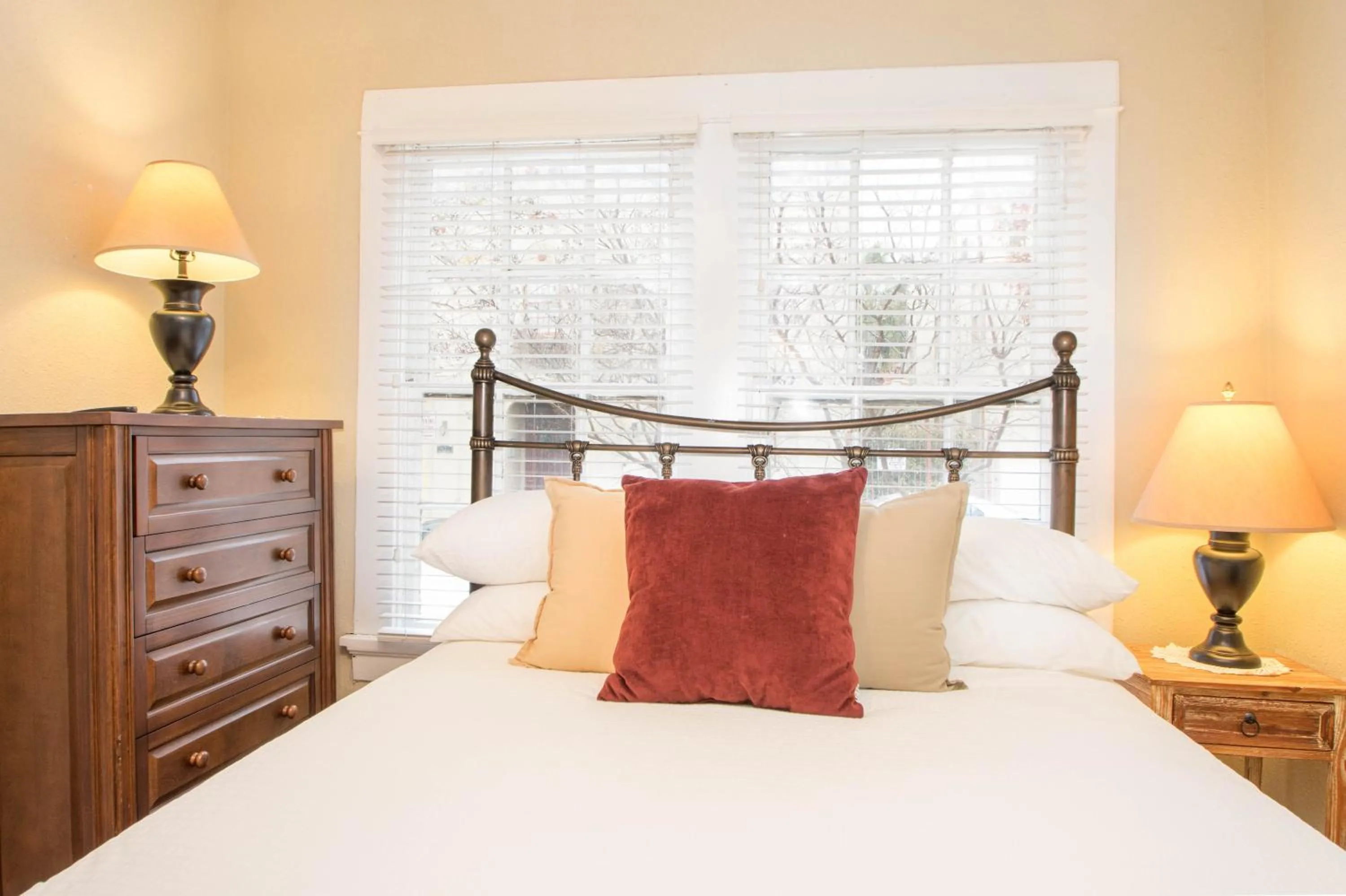 Bed in THE MADISON - San Antonio Riverwalk - Downtown - Convention Center