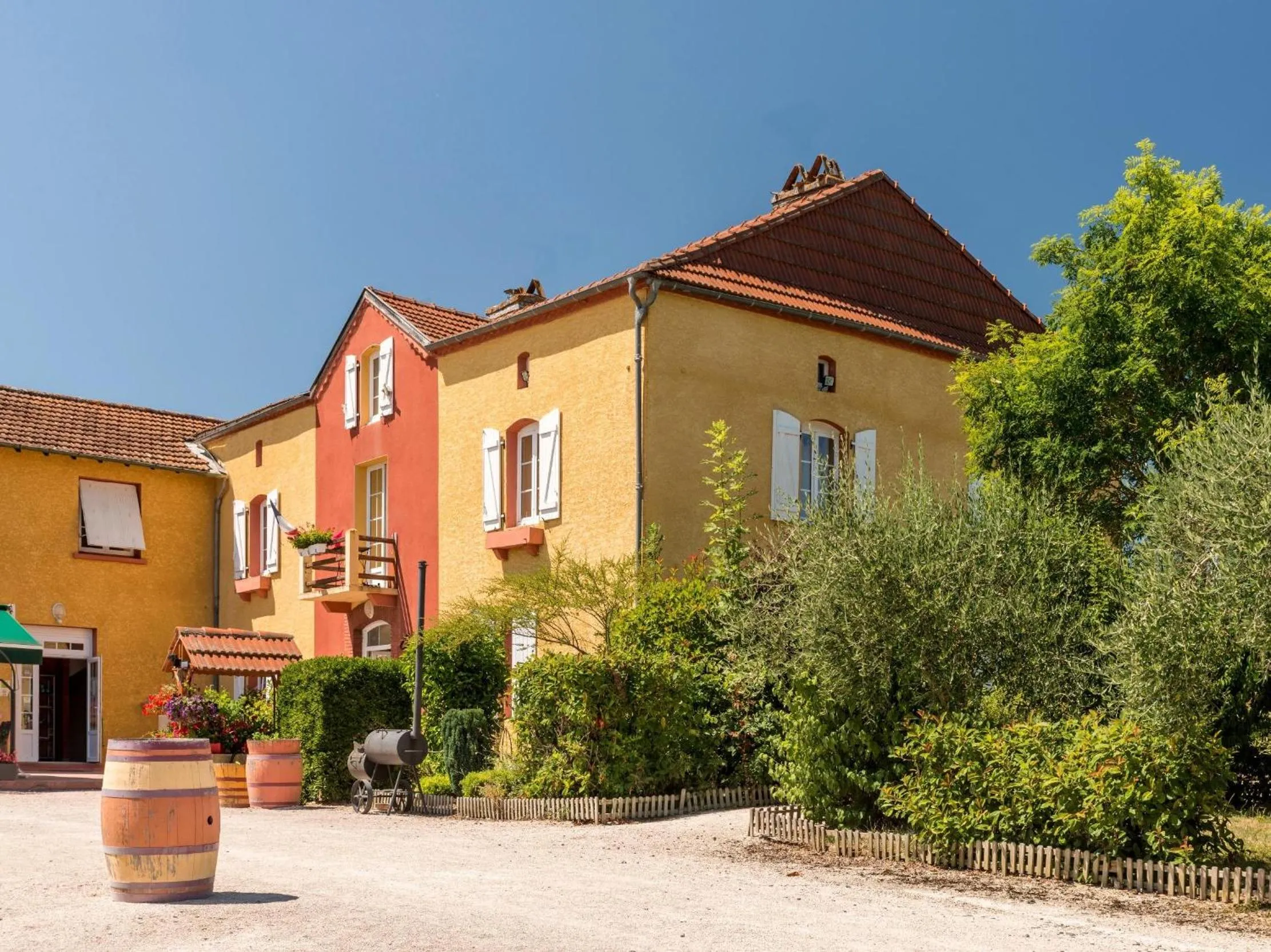 Facade/entrance in Logis Hôtel L'Adourable Auberge