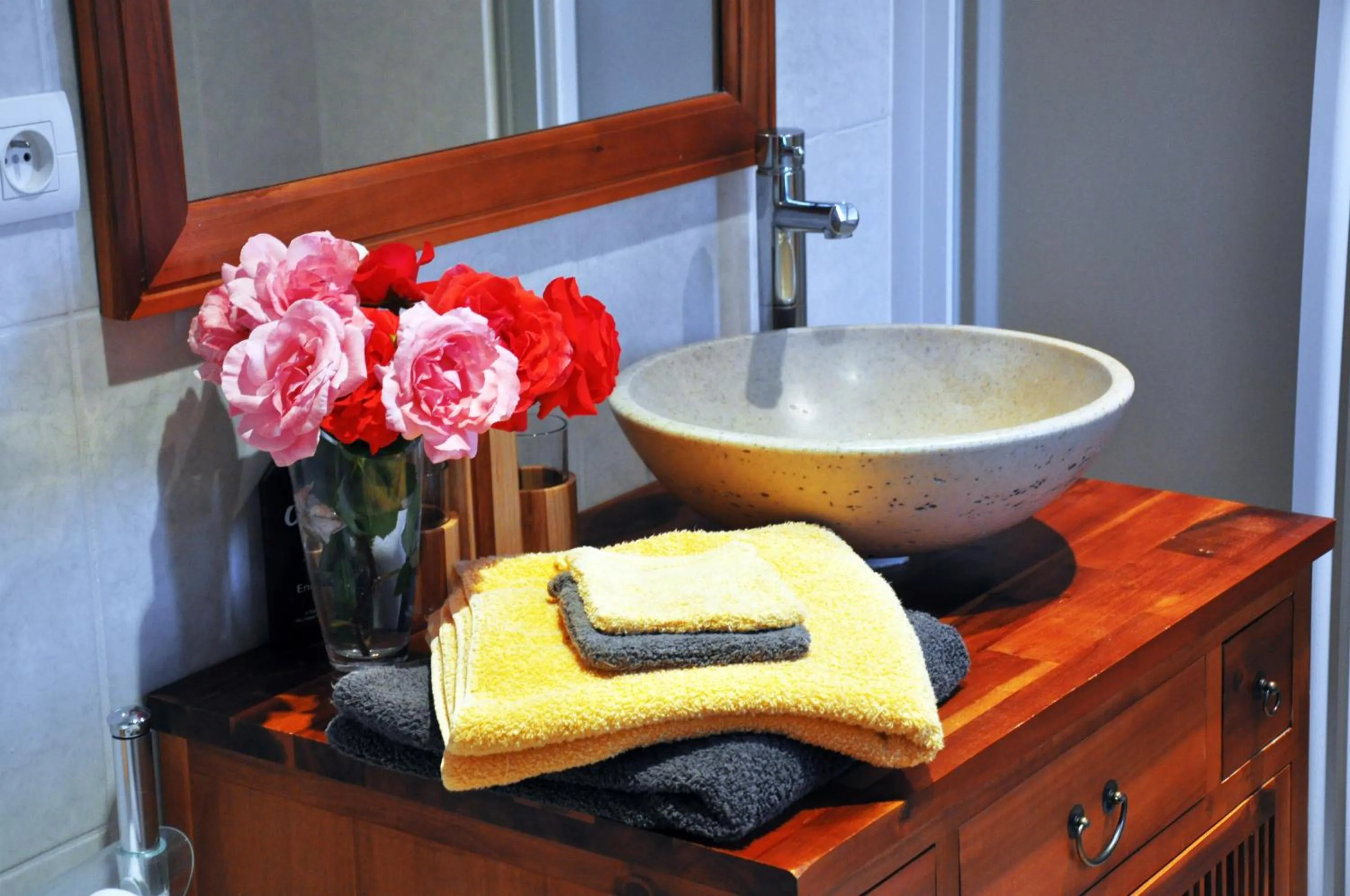 Decorative detail in Logis Hôtel L'Adourable Auberge