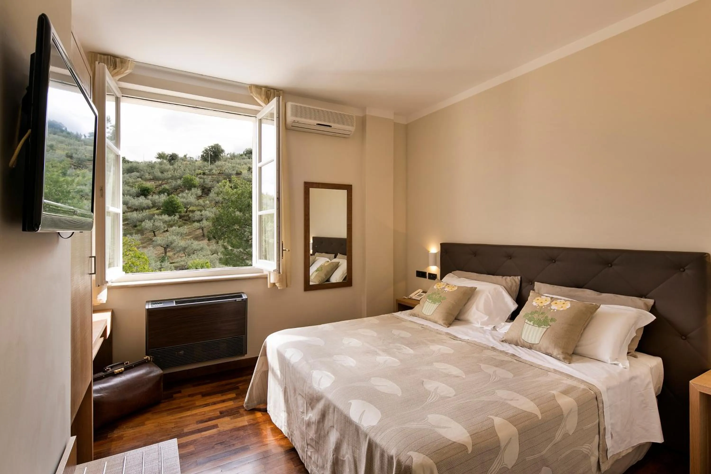 Photo of the whole room, Bed in La Macchia