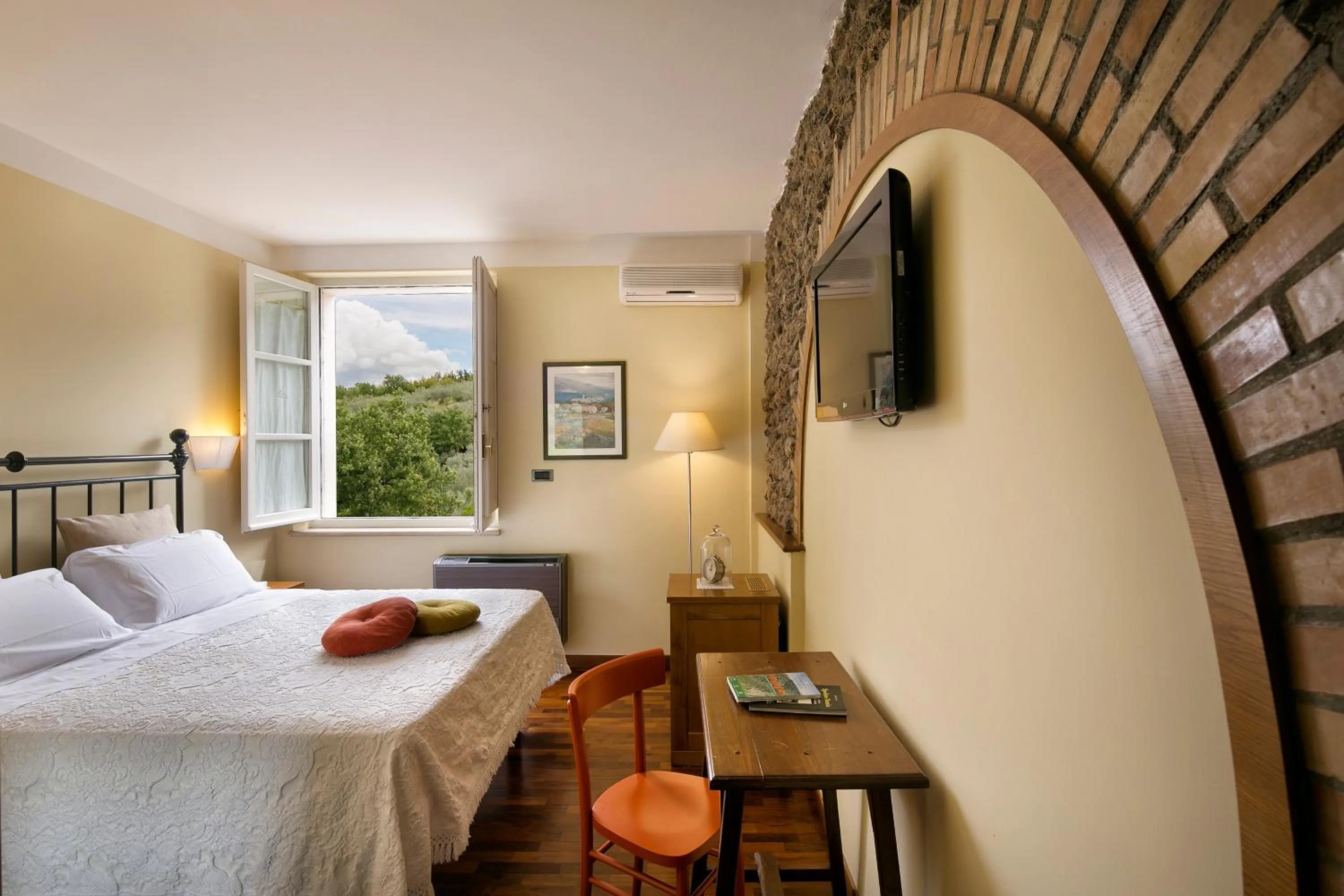 Photo of the whole room, Bed in La Macchia