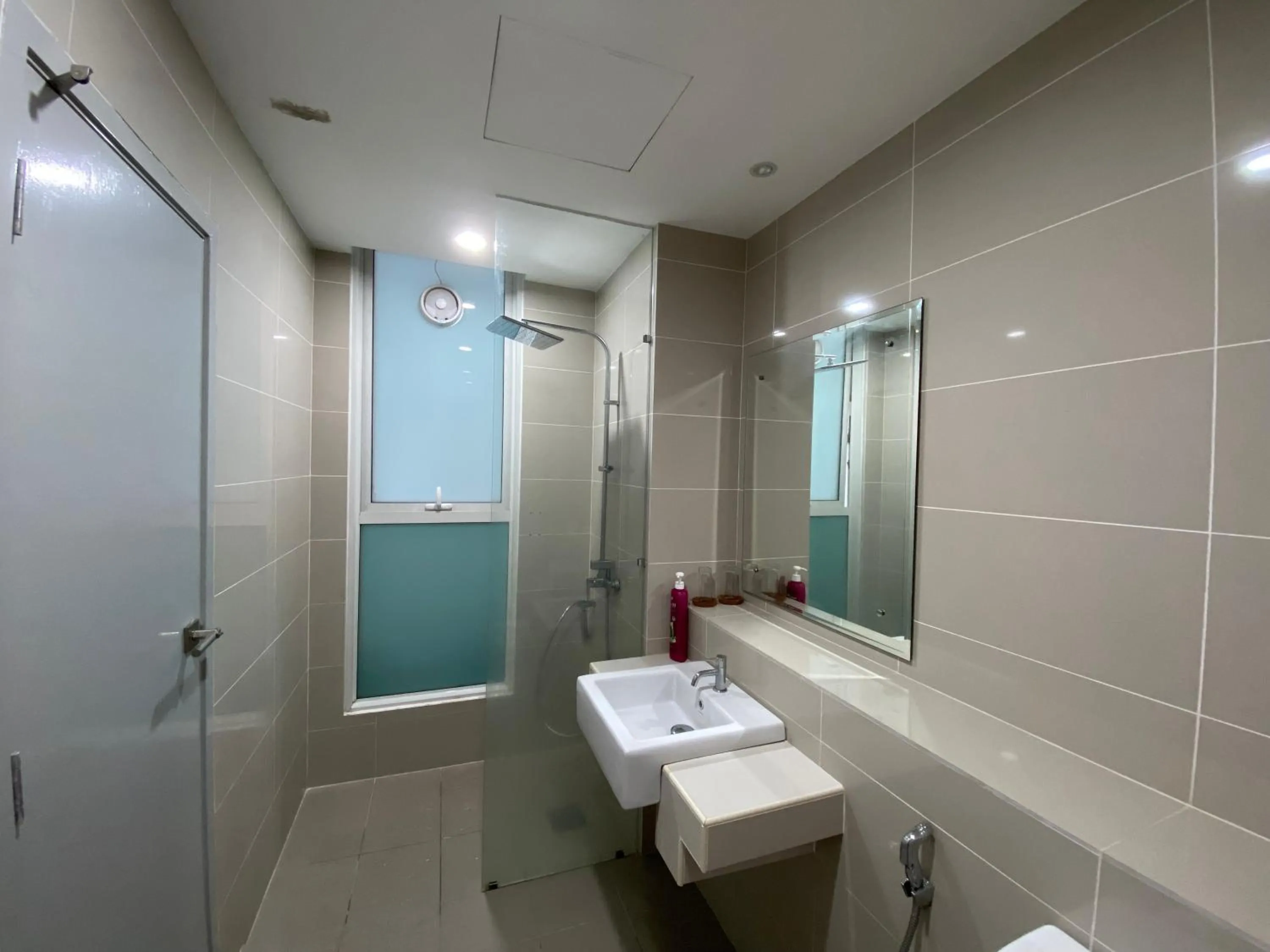 Bathroom in Sutera Avenue by Alawa Homes Kota Kinabalu