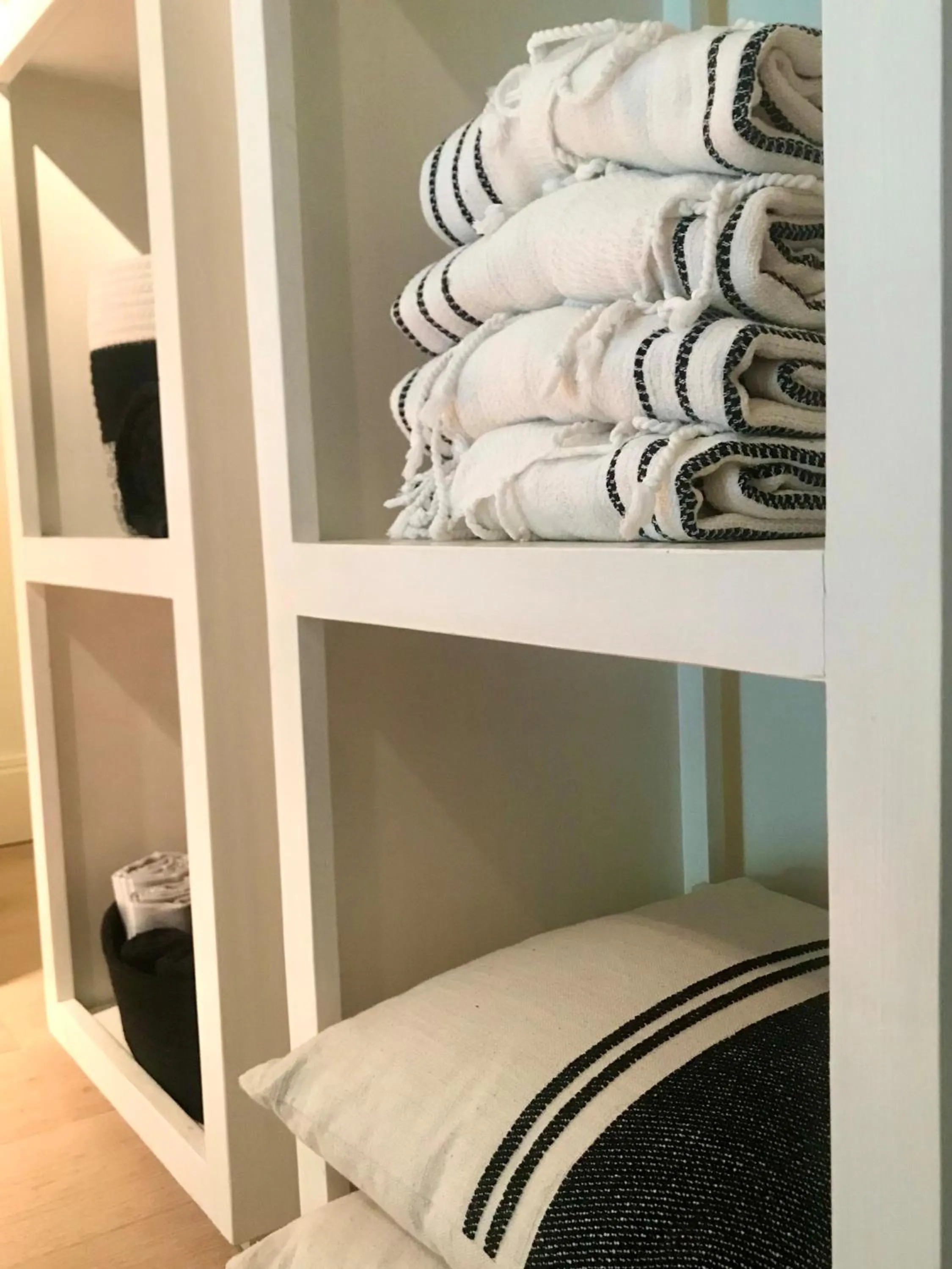 Massage, Bed in AuxiliumWellness Get Back to Serenity