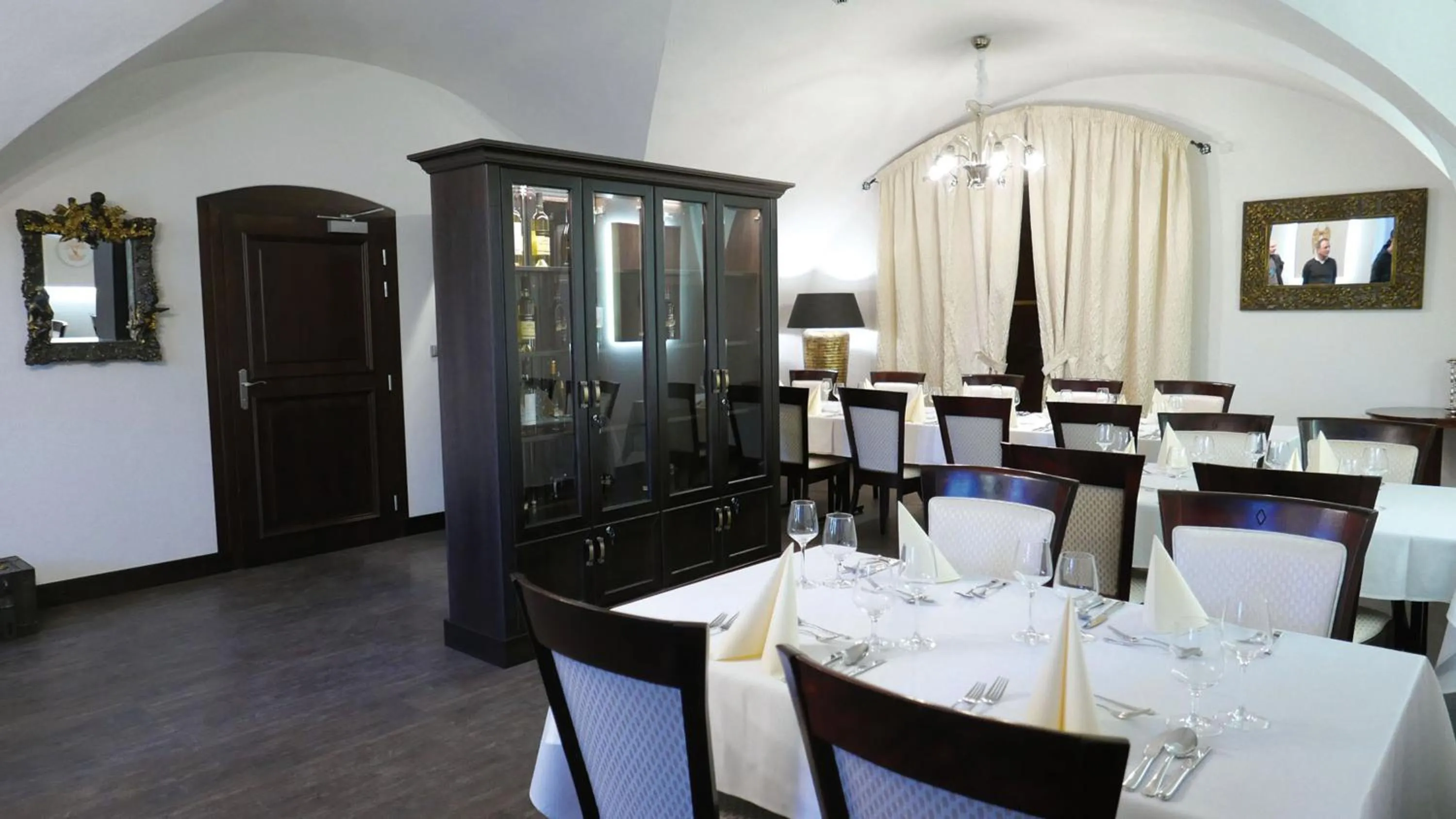 Restaurant/places to eat in Chateau Appony