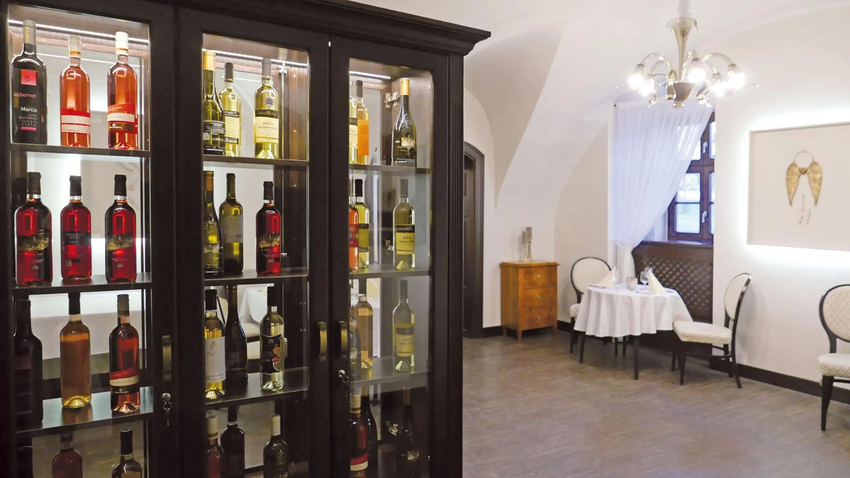 Restaurant/places to eat in Chateau Appony