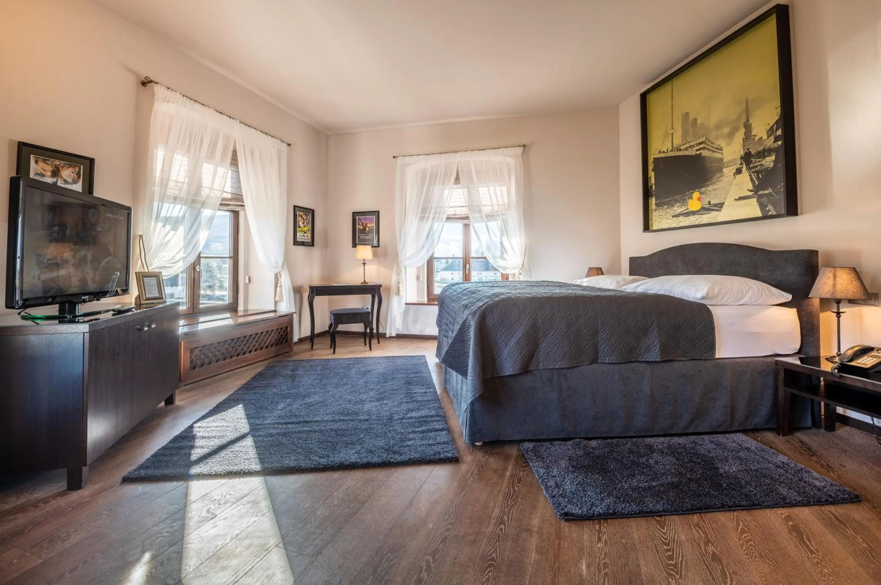 Photo of the whole room, Bed in Chateau Appony