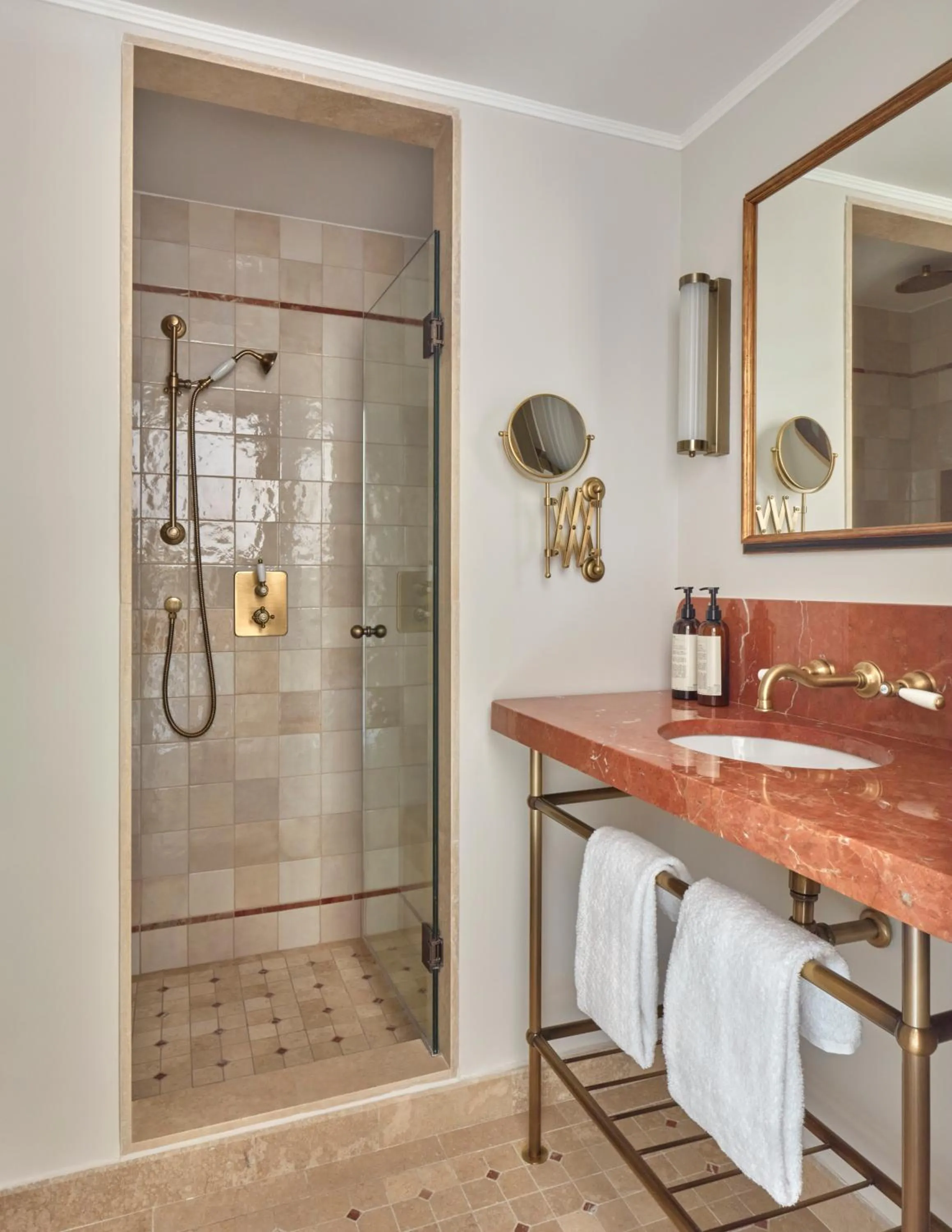 Shower in Miiro Borneta