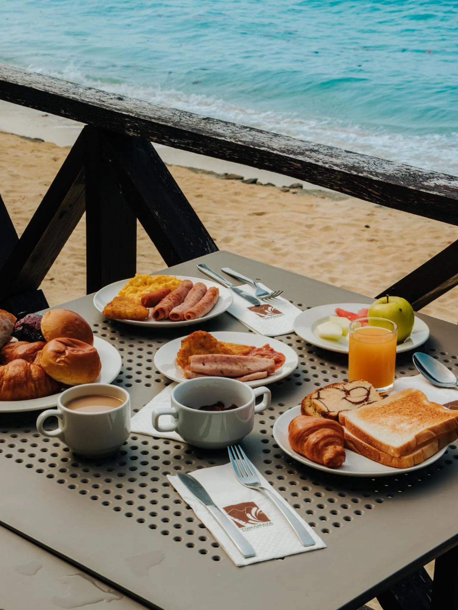 Restaurant/places to eat in Tunamaya Beach & Spa Resort Tioman Island