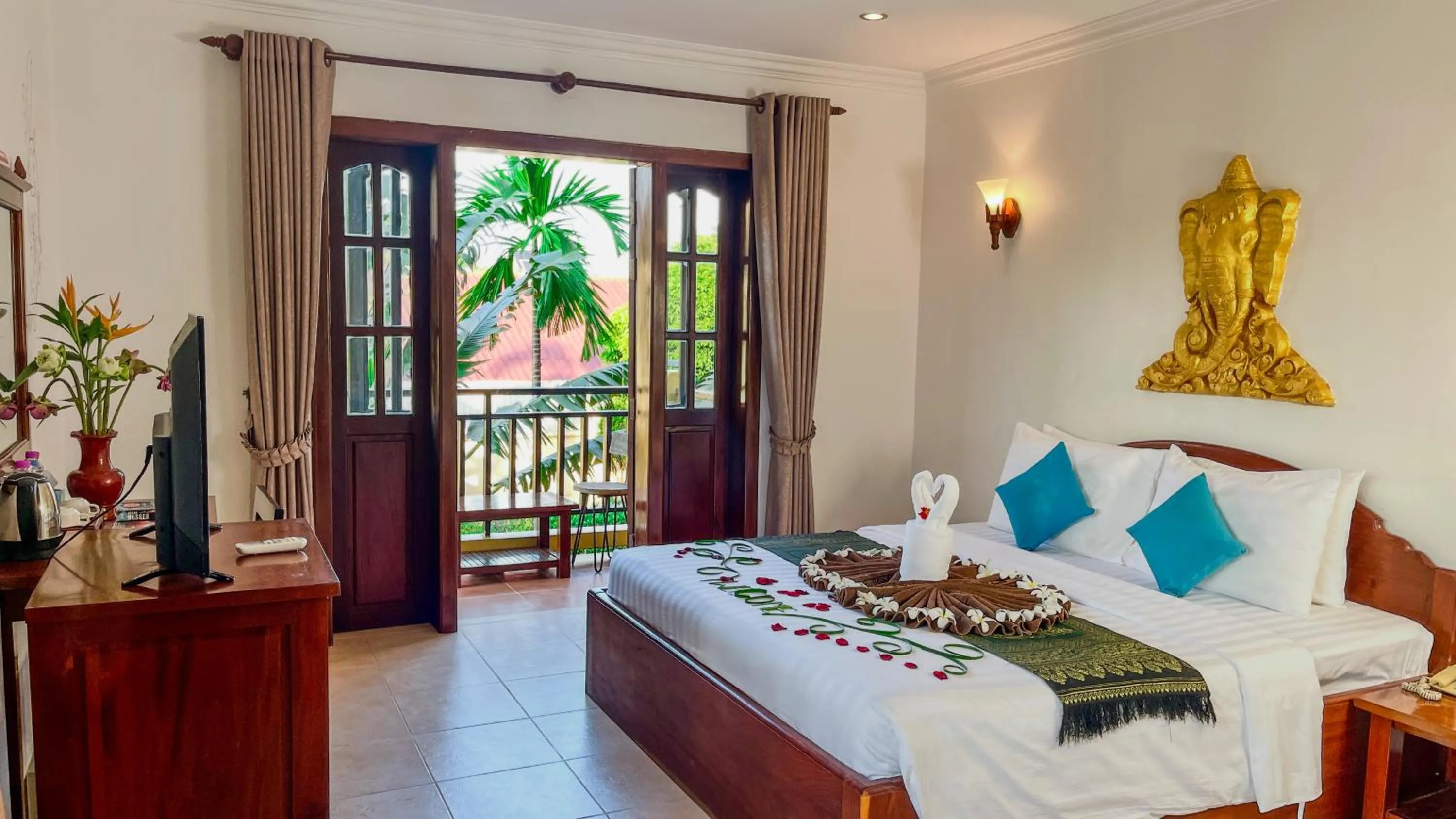 Bed in Villa Indochine d'Angkor