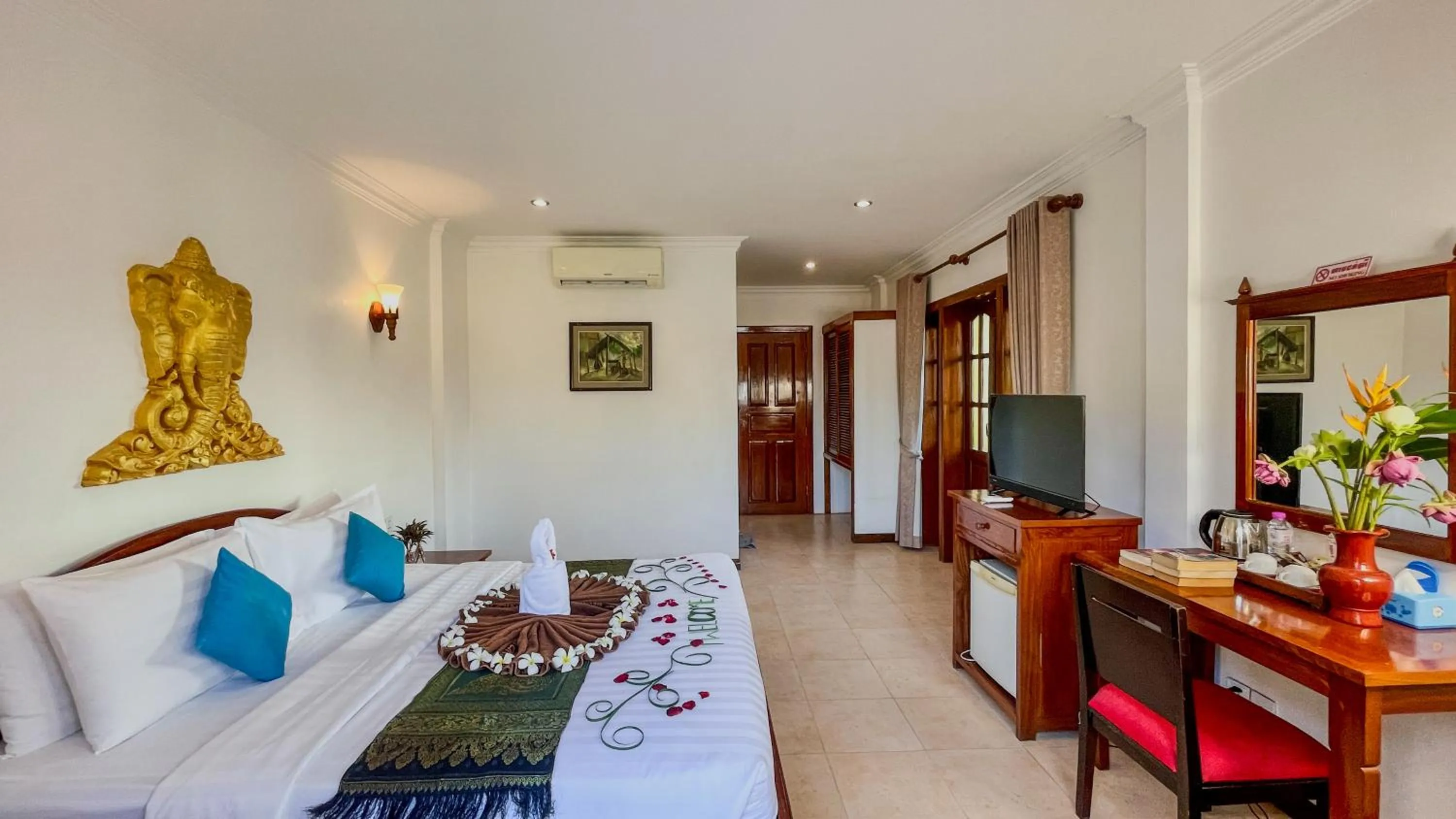 Photo of the whole room in Villa Indochine d'Angkor