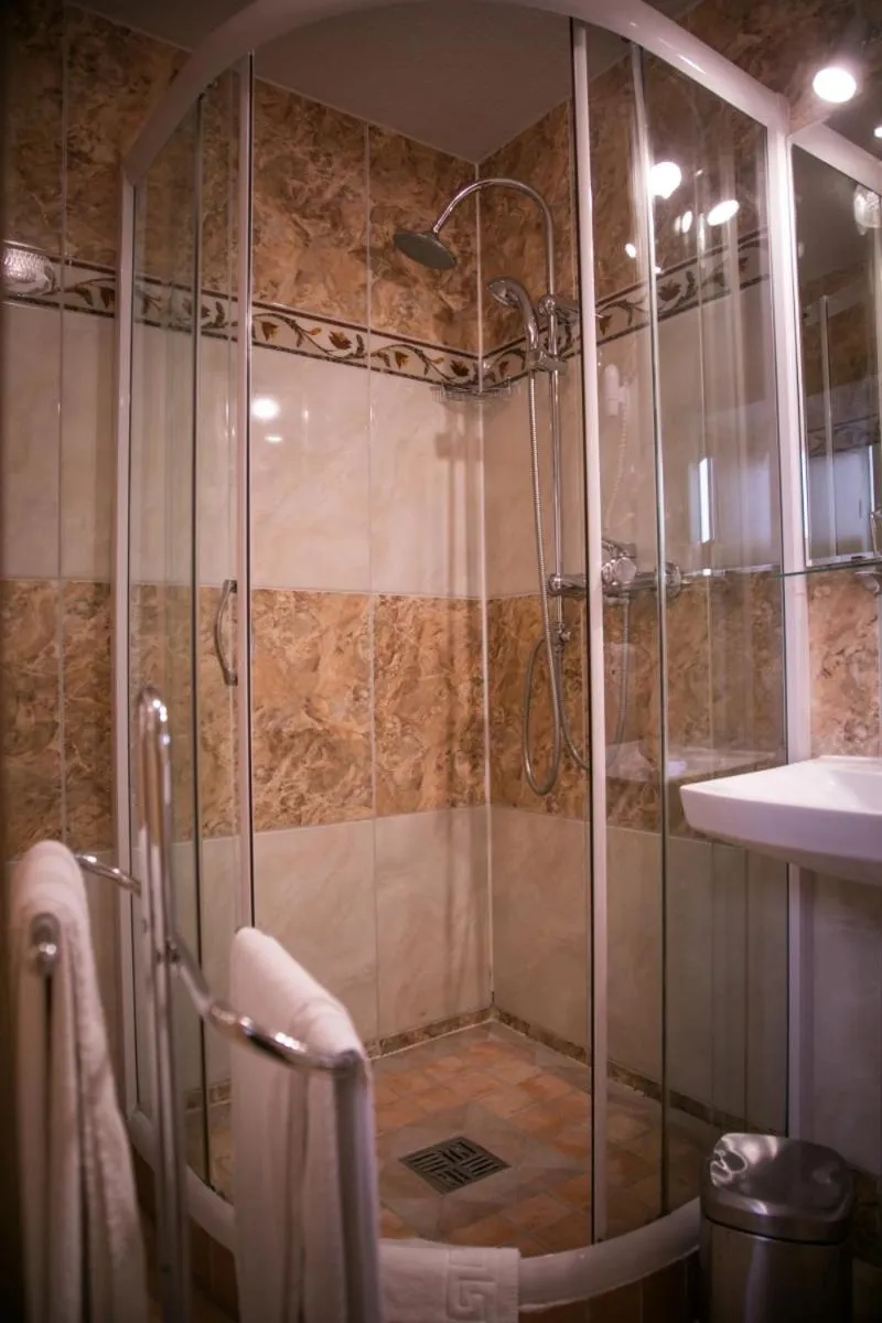 Shower in Hotel Am Rathaus