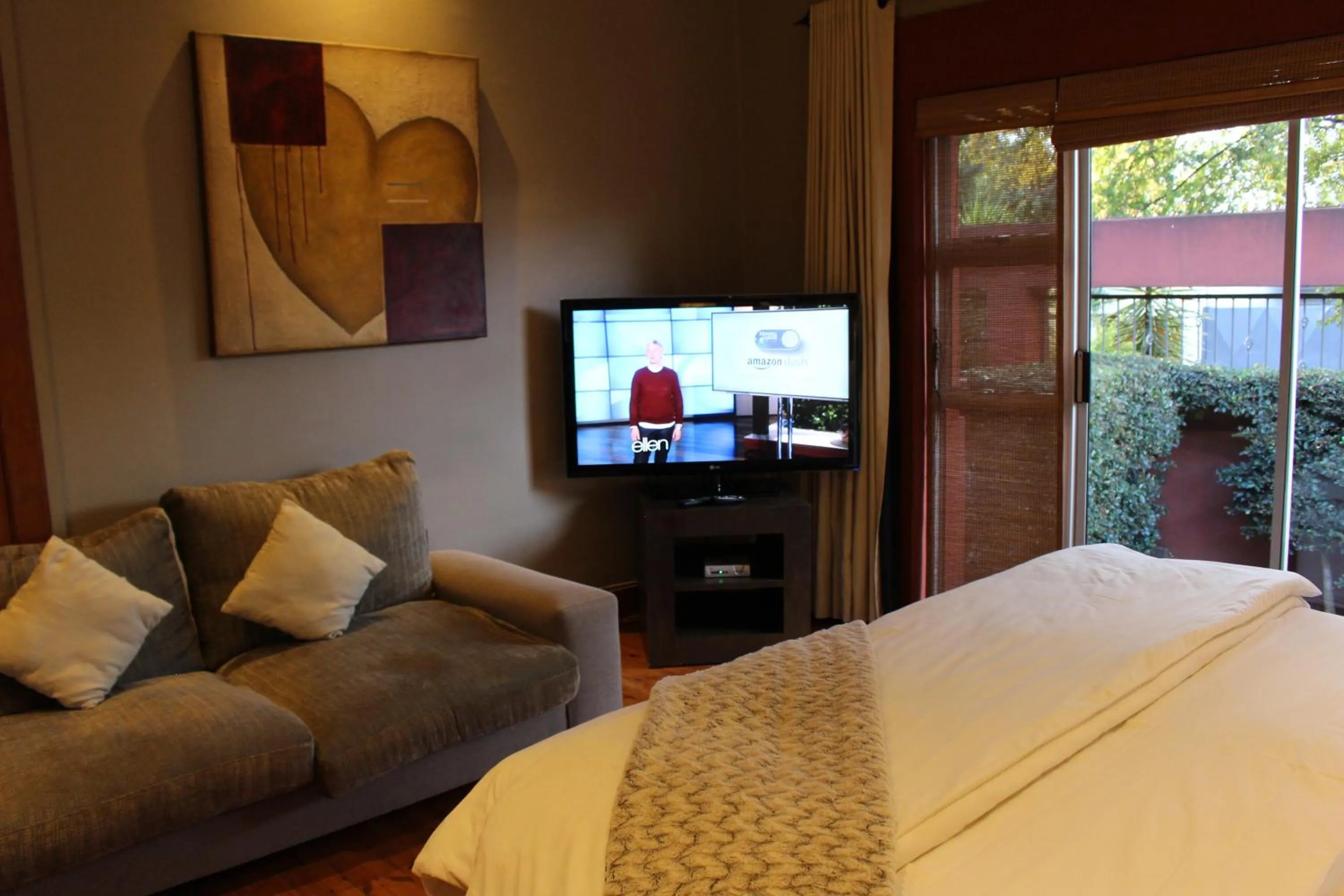 TV and multimedia, Bed in Saffron Guest House