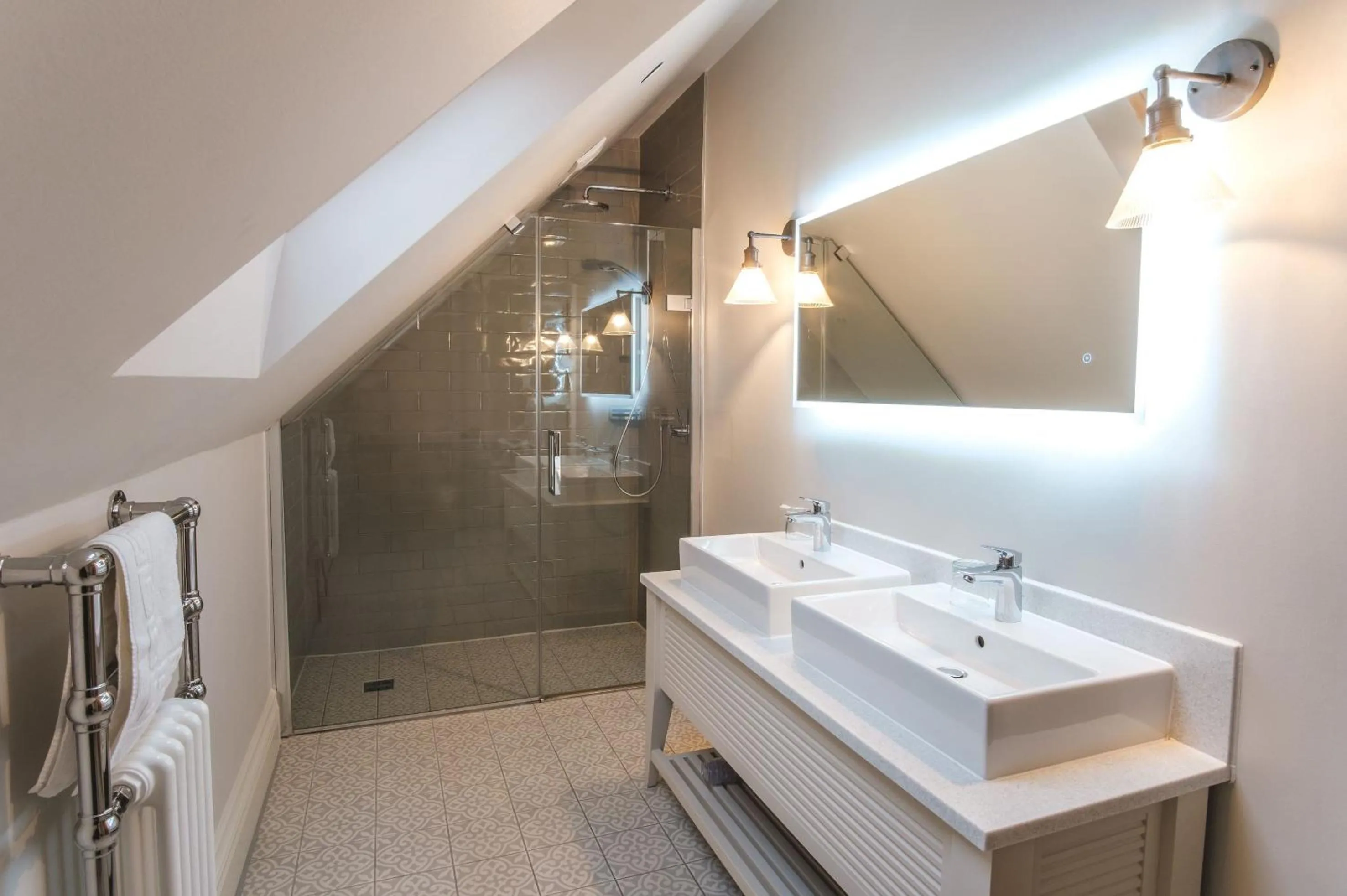 Shower in The Fleece Hotel Richmond