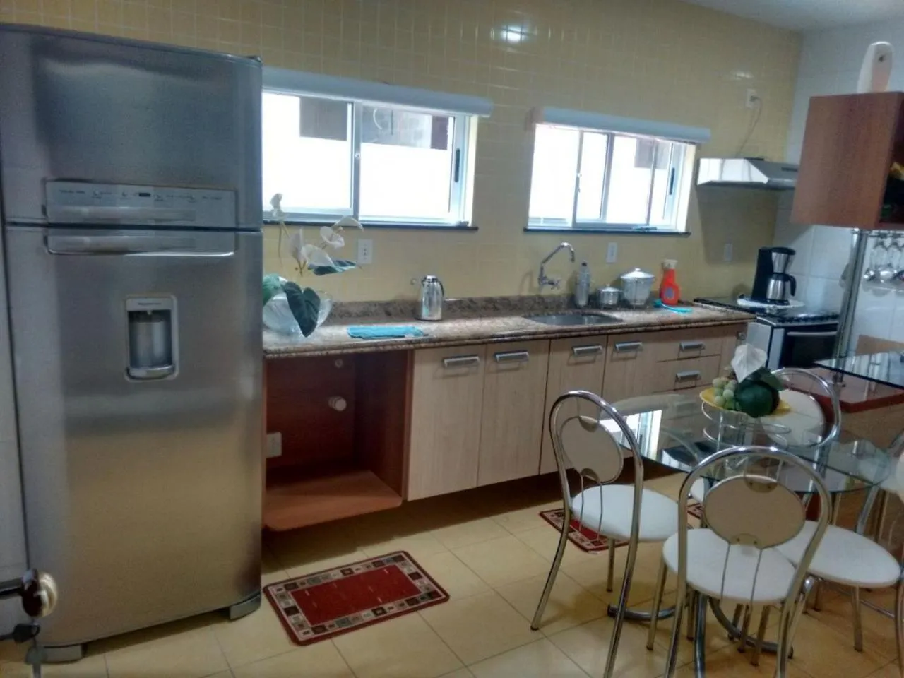 Communal kitchen in Apartamento Luxo Cabo Frio