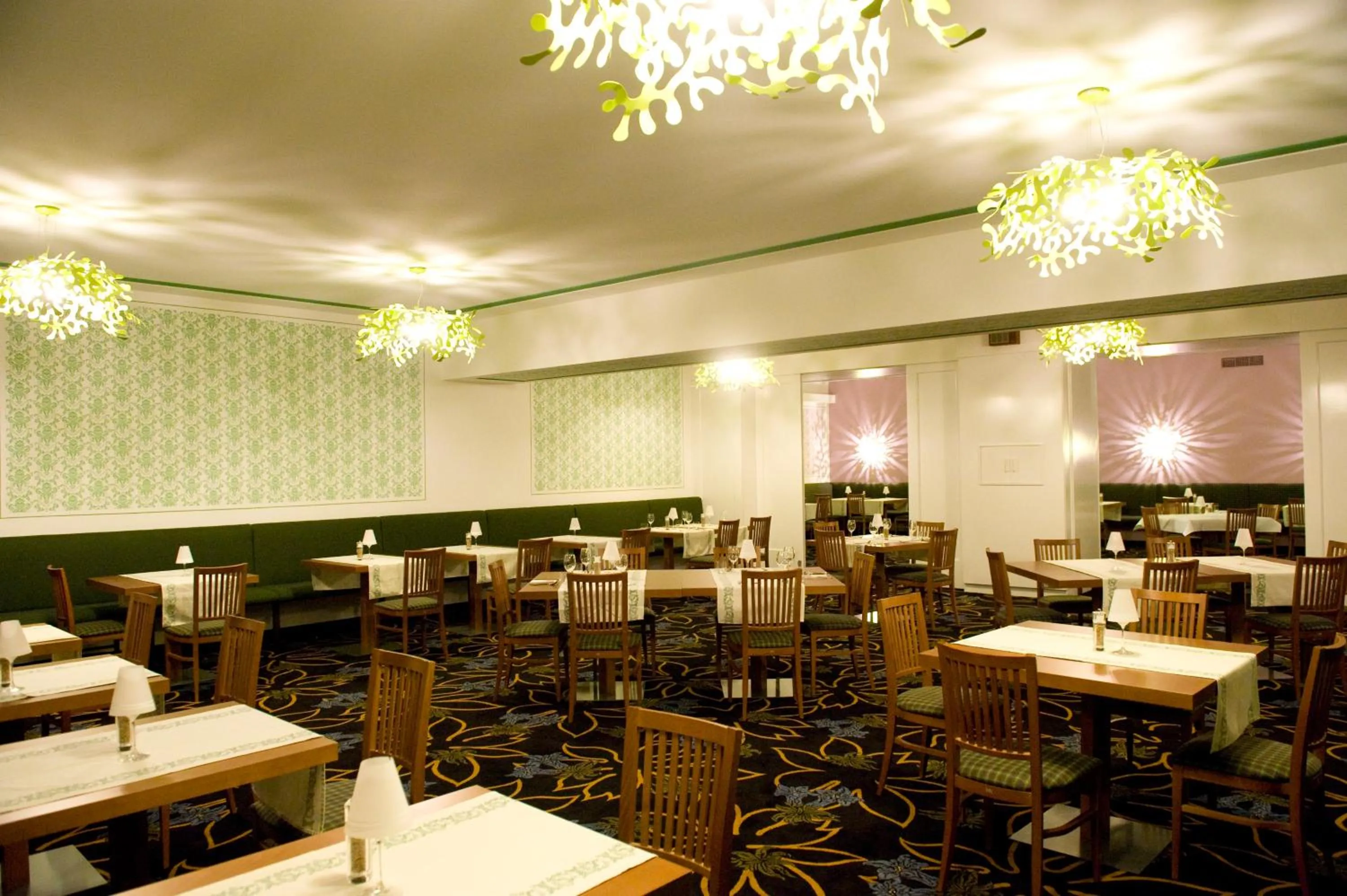 Restaurant/places to eat in AKTIVHOTEL Weisser Hirsch