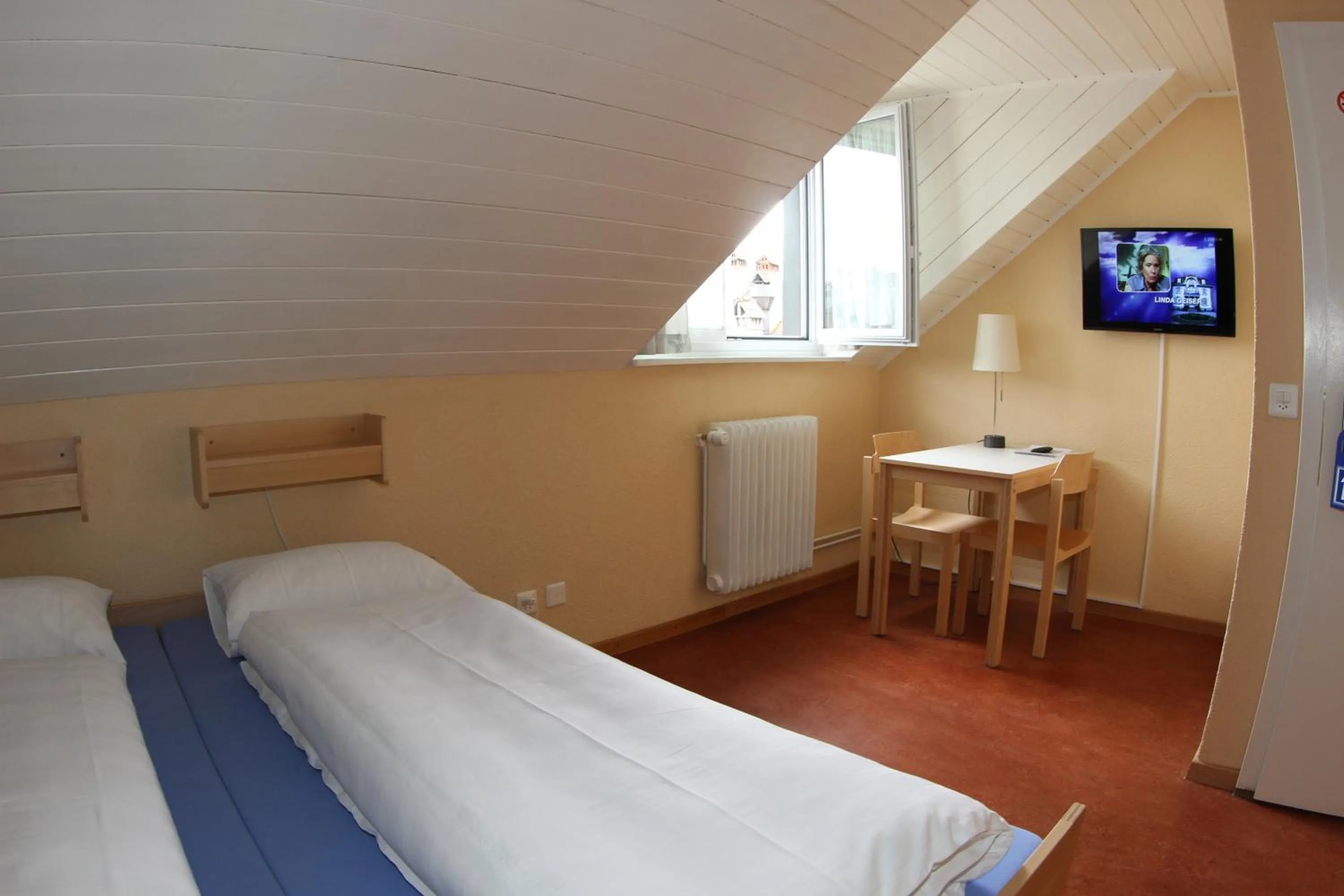 Photo of the whole room, Bed in Bern Backpackers Hotel Glocke
